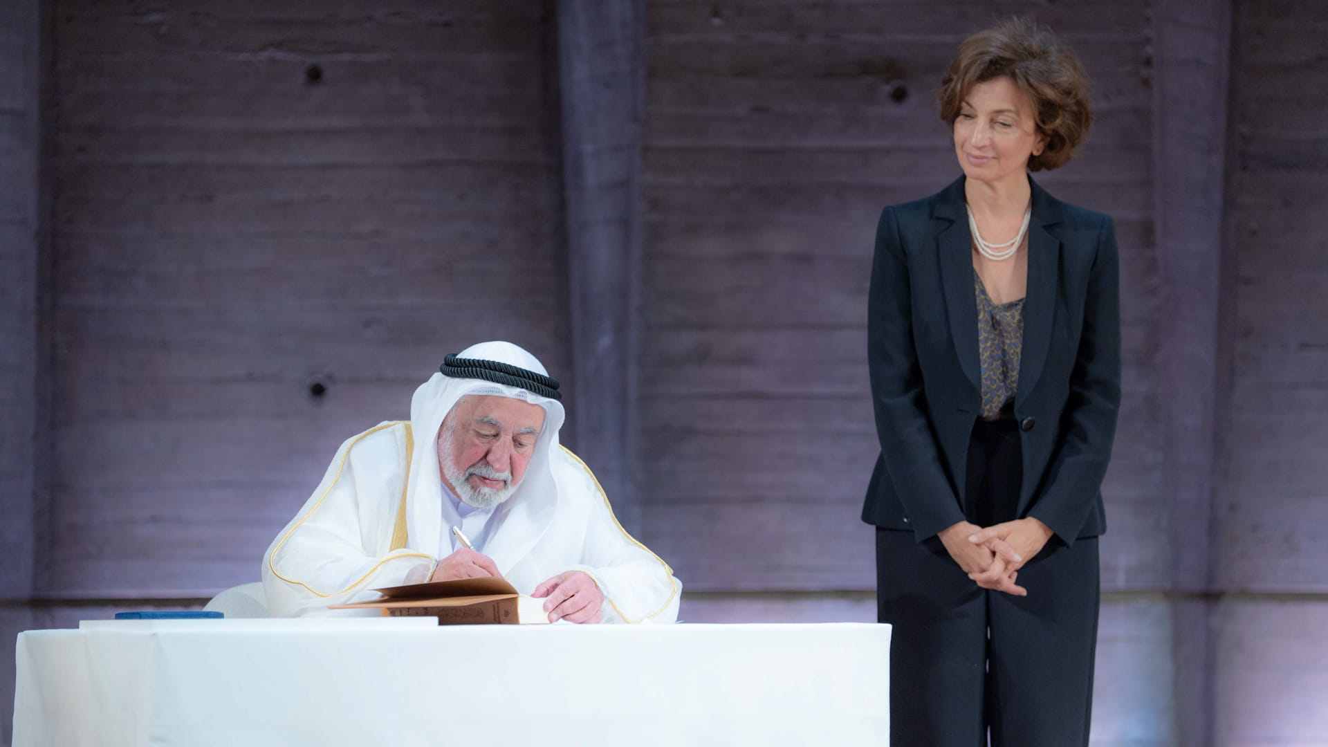 حاكم الشارقة يتسلم تكريم اليونسكو لإنجازه المعجم التاريخي للعربية 