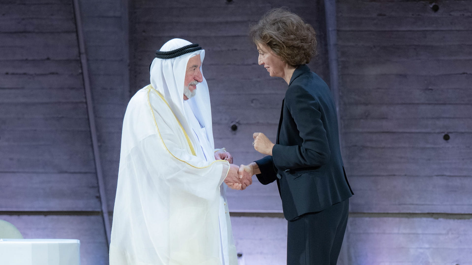 حاكم الشارقة يتسلم تكريم اليونسكو لإنجازه المعجم التاريخي للعربية 