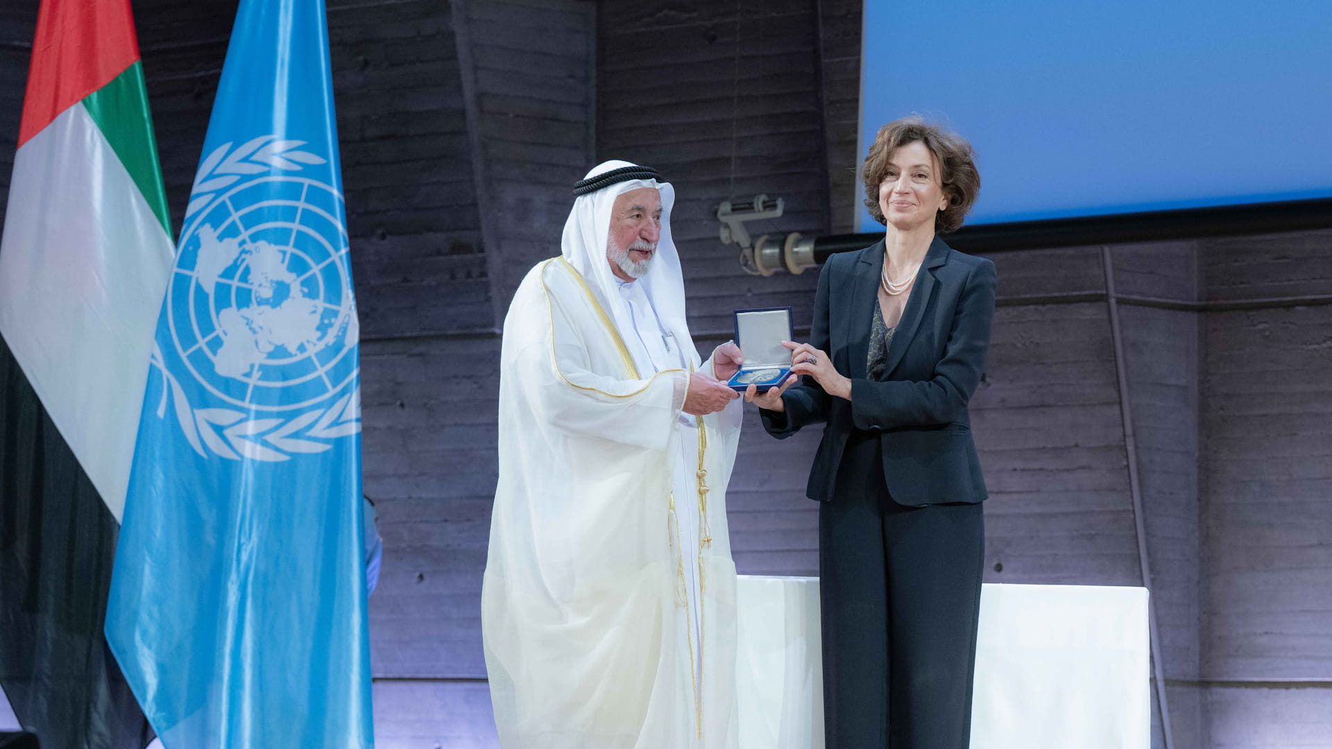 حاكم الشارقة يتسلم تكريم اليونسكو لإنجازه المعجم التاريخي للعربية 