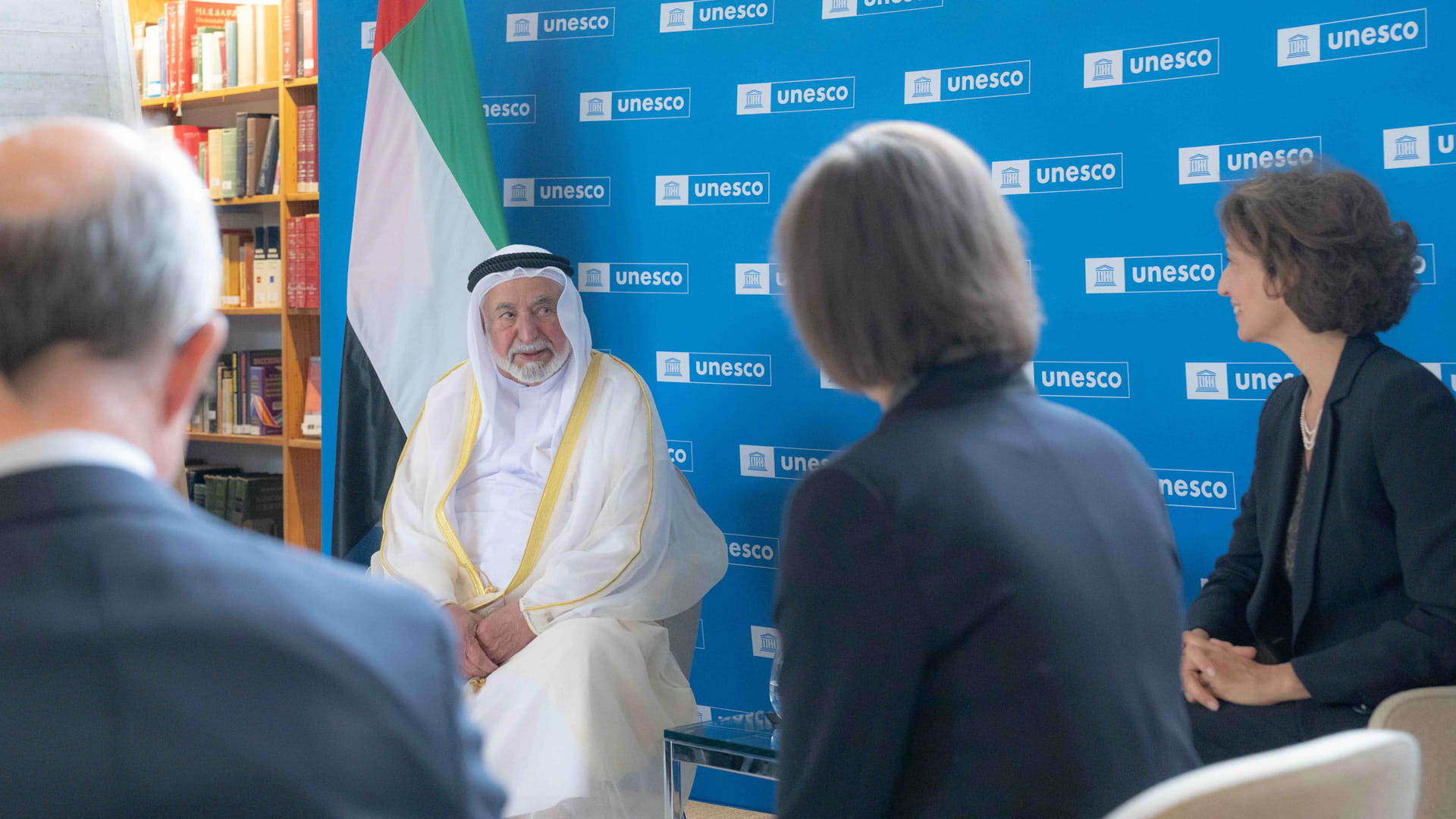 حاكم الشارقة يشهد توقيع اتفاقية لرقمنة أرشيف اليونسكو العالمي 