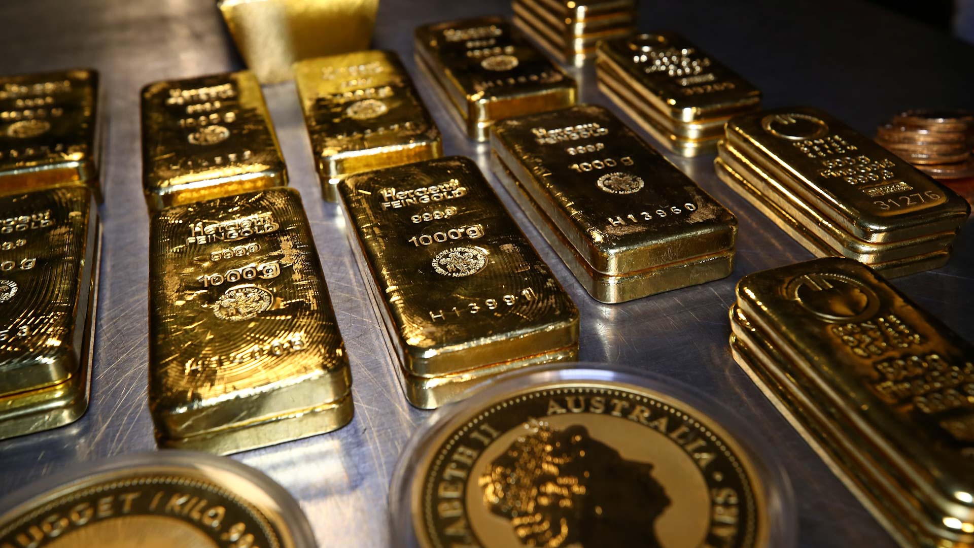 الذهب يقفز لأعلى مستوى أسبوعي وسط ضعف الدولار ومخاوف مالية أميركية 