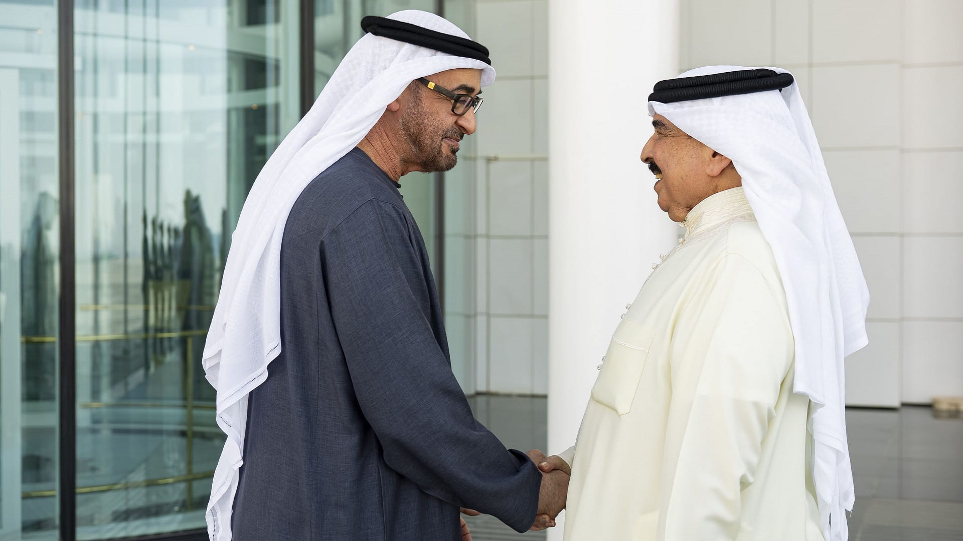 ودعه رئيس الدولة.. ملك البحرين يغادر البلاد 