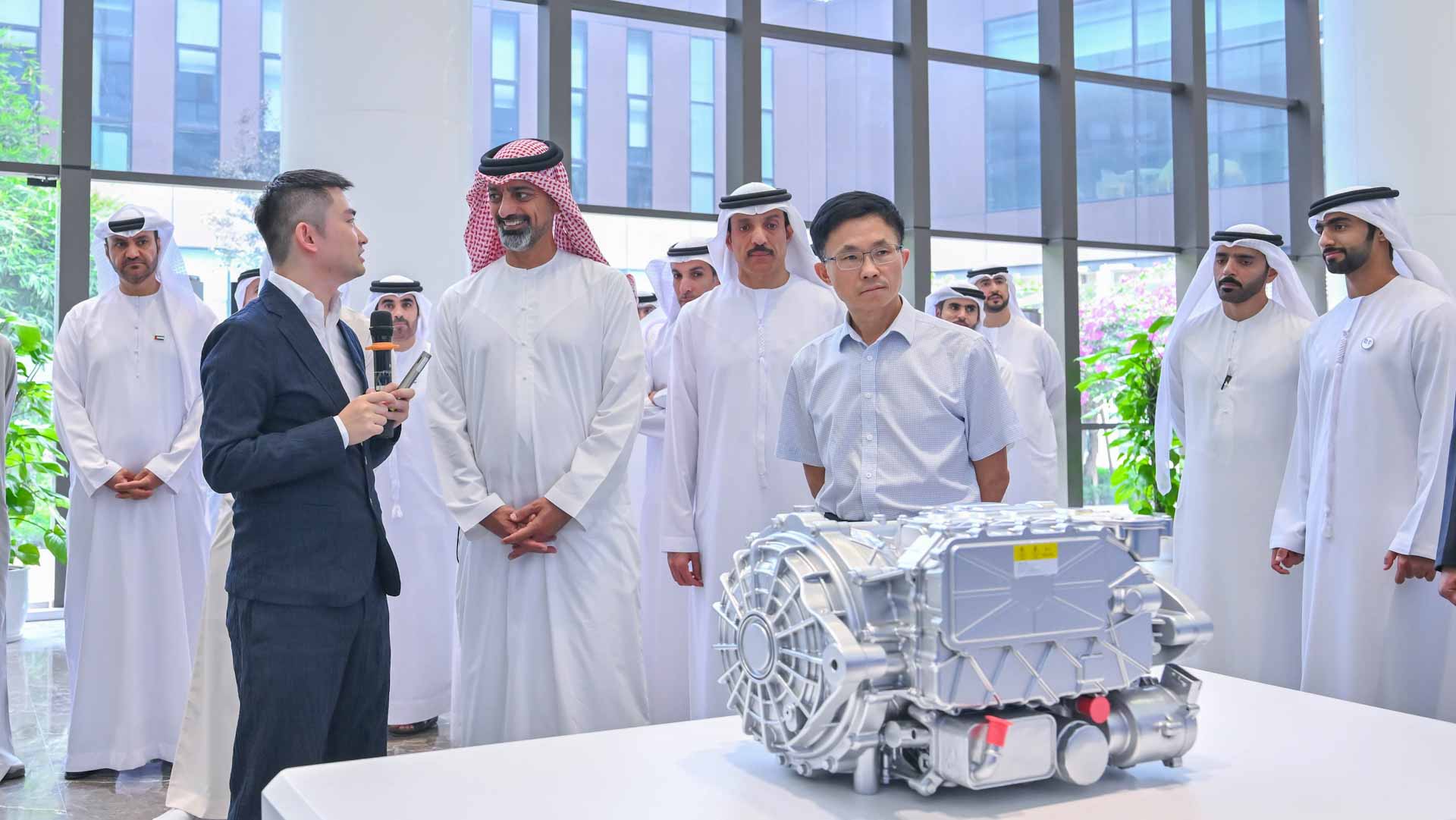 عمار بن حميد يزور مركز البحث والتطوير بشركة "شانجان"  