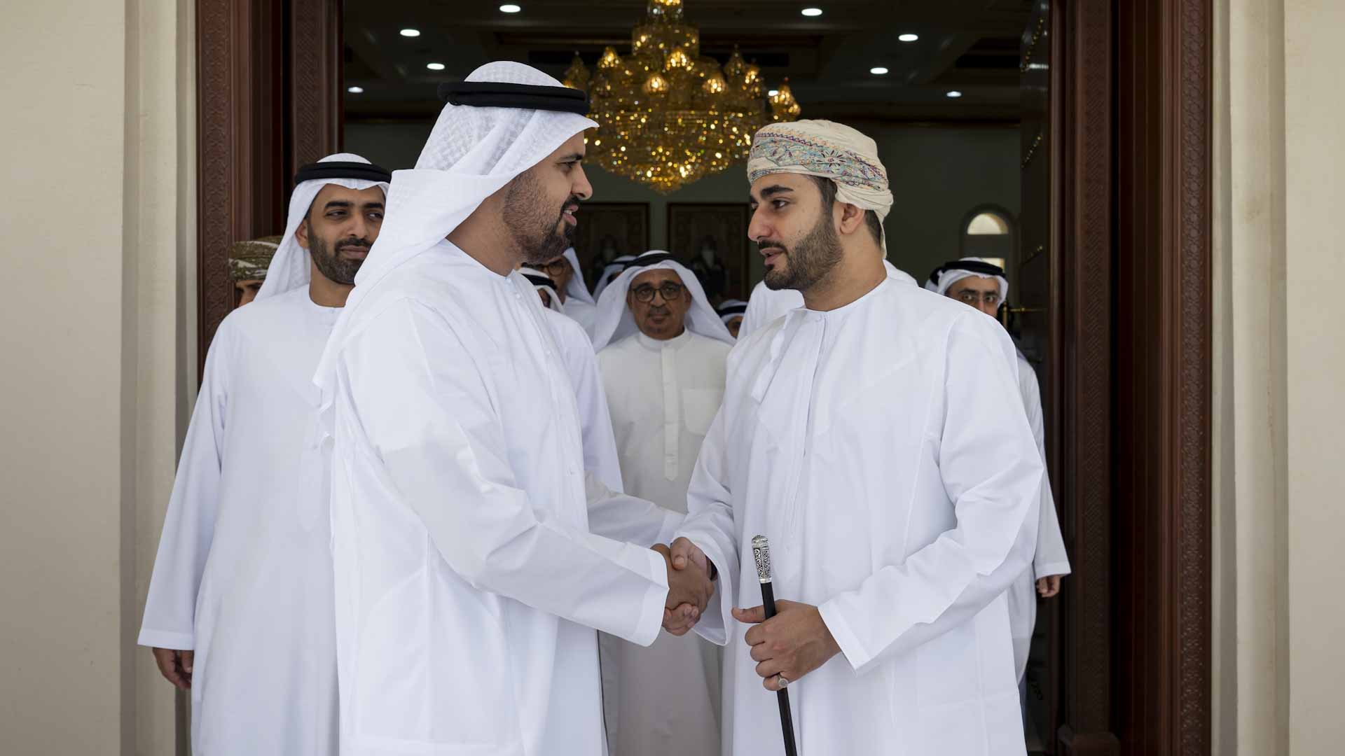 ذياب بن محمد ينقل تعازي رئيس الدولة إلى سلطان عُمان  