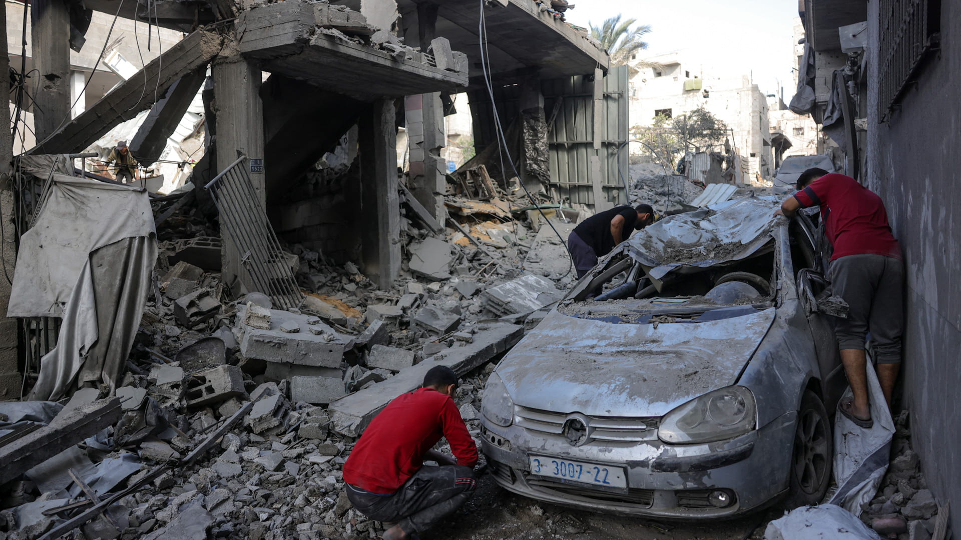 استشهاد 52 بغارات على غزة وإنذار إسرائيلي بإخلاء 14 حياً في القطاع 