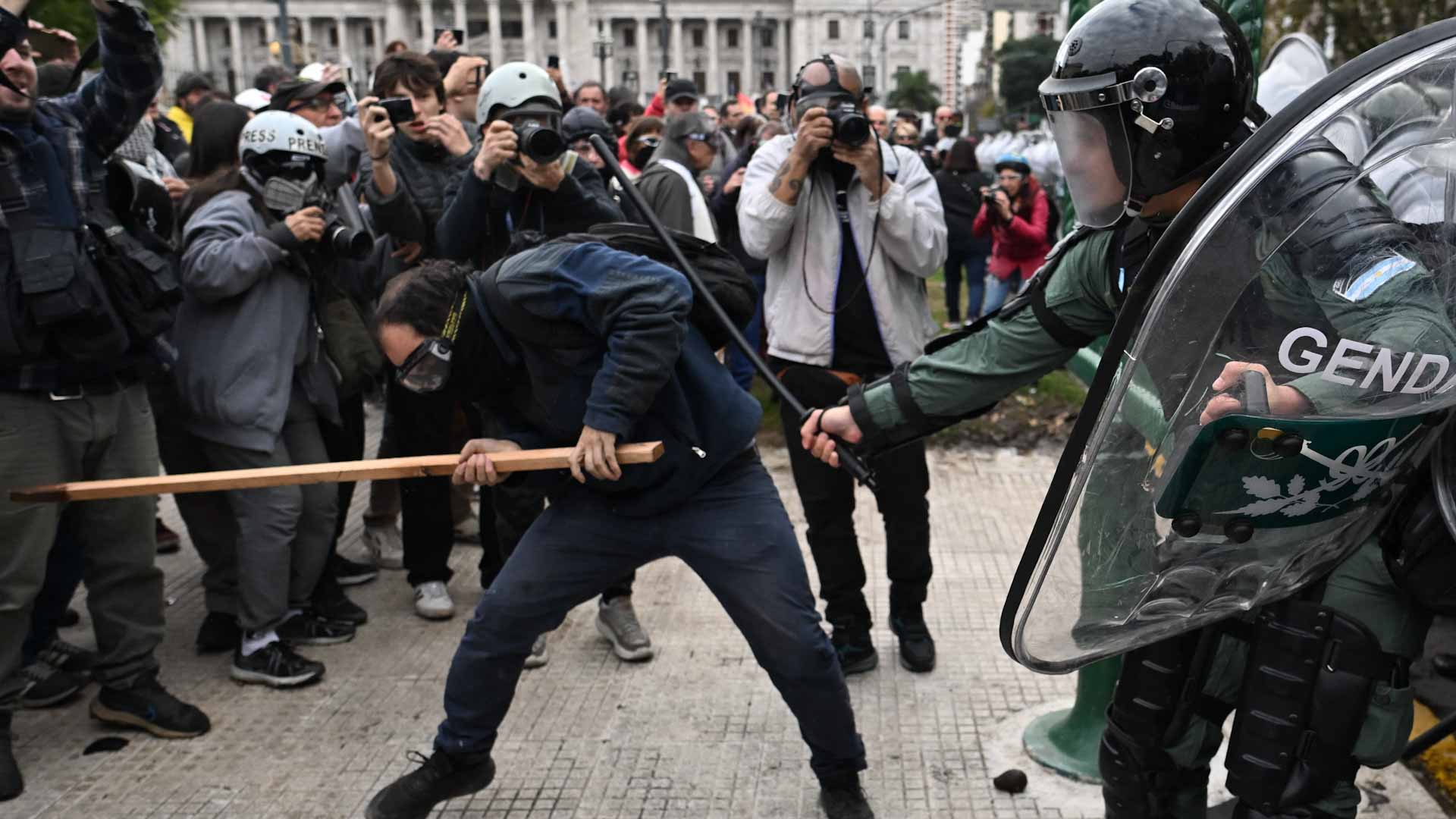 في الأرجنتين.. احتجاج على معاشات التقاعد يخلف عشرات الجرحى