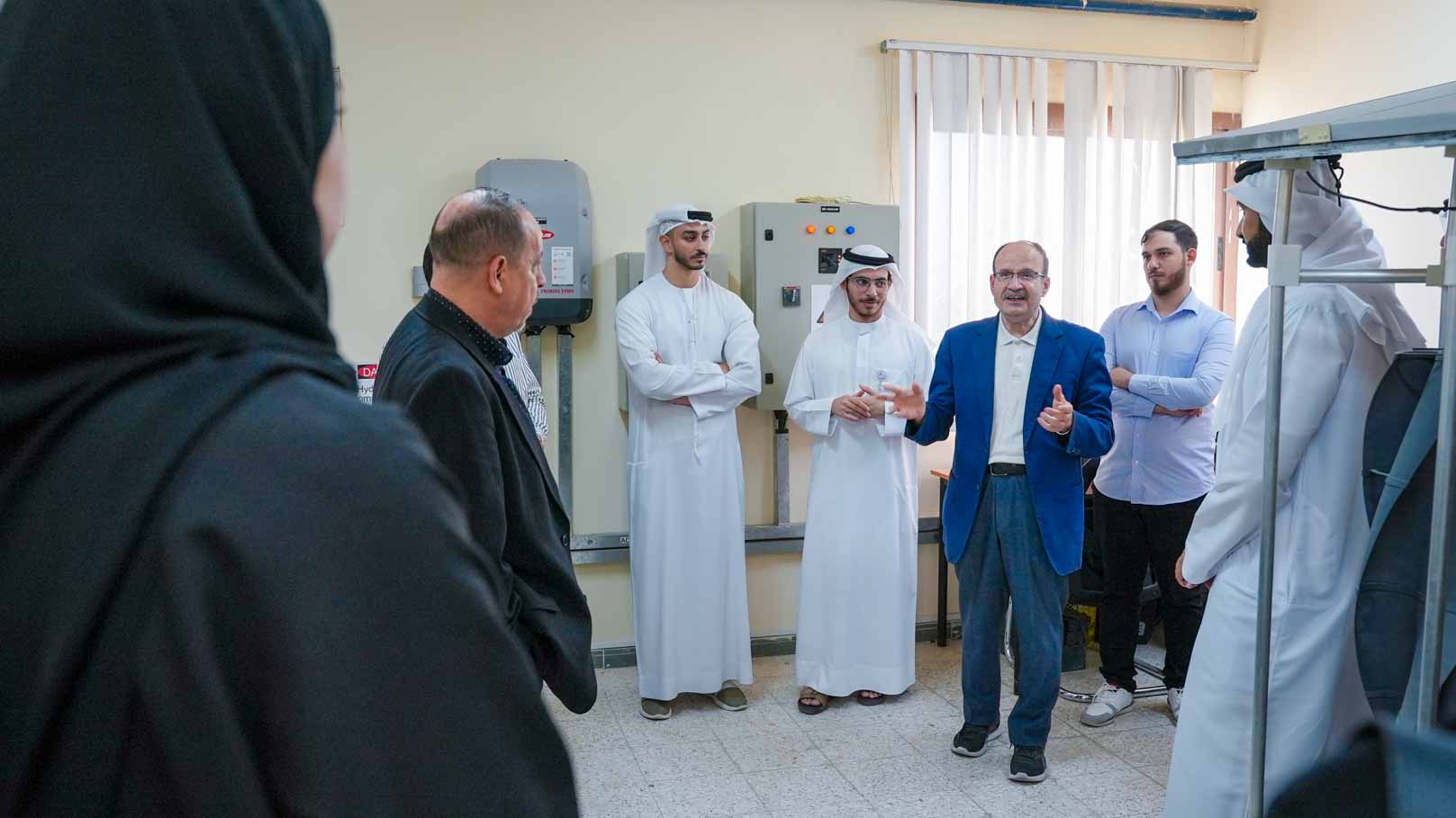 وفد من "الكهرباء" يطلع على المشاريع البحثية بجامعة الشارقة  