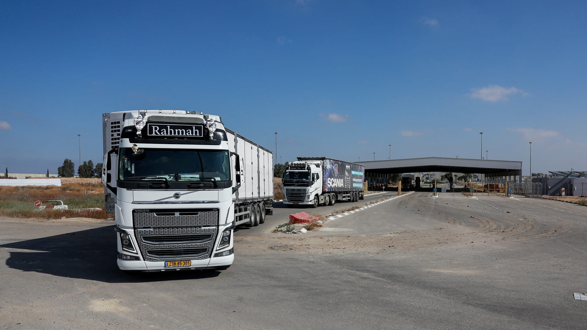 الجيش الإسرائيلي يعلن دخول 107 شاحنات مساعدات إلى غزة الخميس 