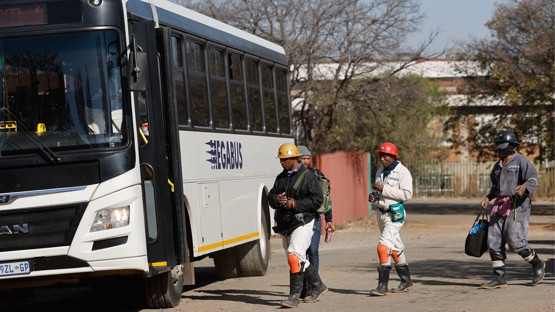 بعد ليلة كاملة من وقوع الحادث..العمال يخرجون من منجم بجنوب إفريقيا 
