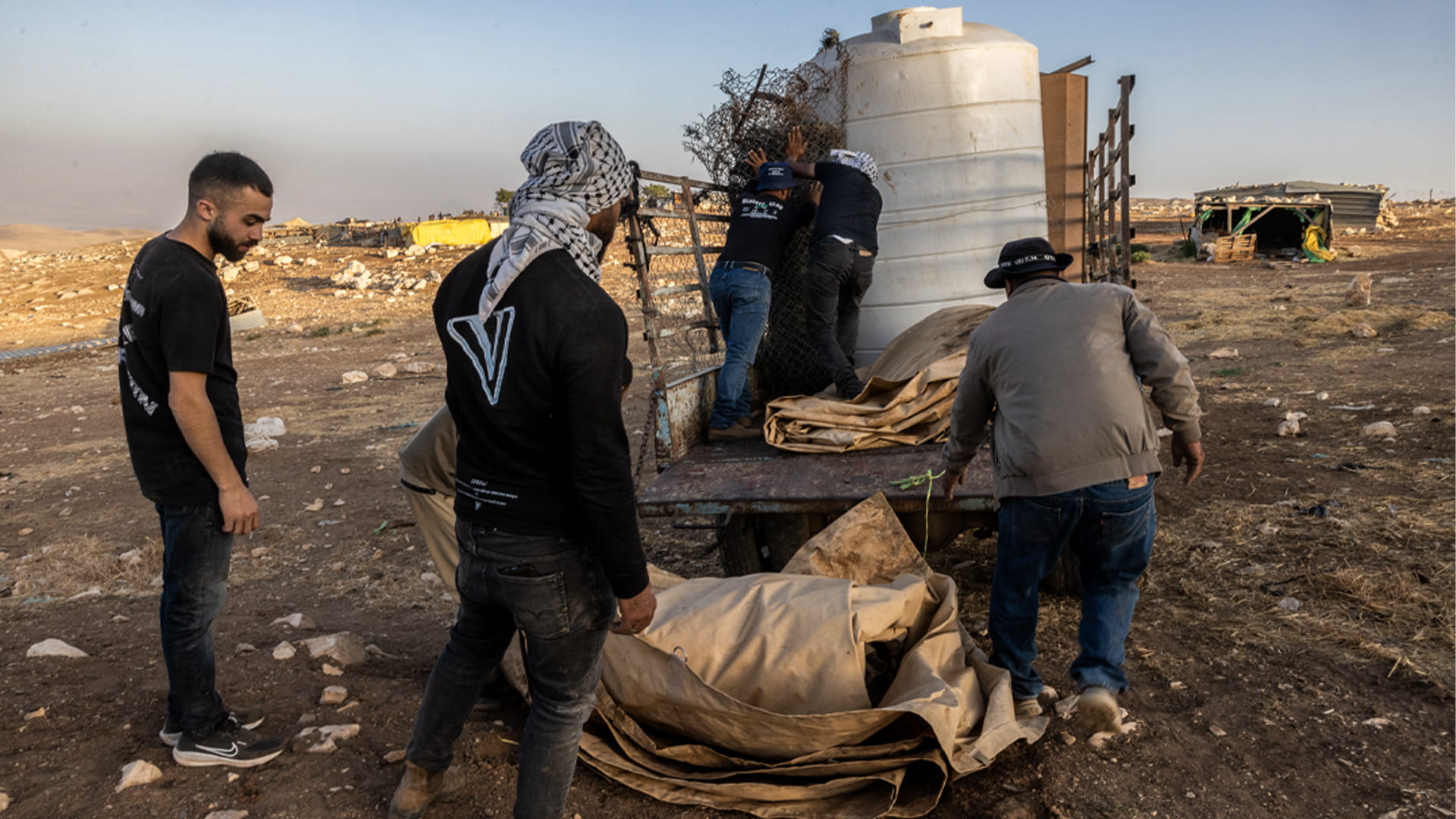 هجمات المستوطنين تجبر سكان تجمع فلسطيني على مغادرته 