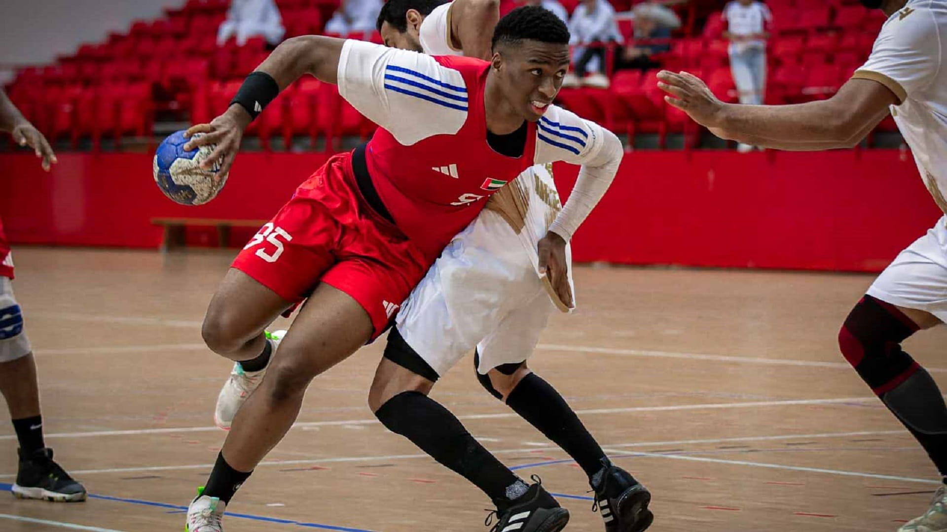 الشارقة يفوز على مليحة في الجولة قبل الأخيرة لدوري اليد 