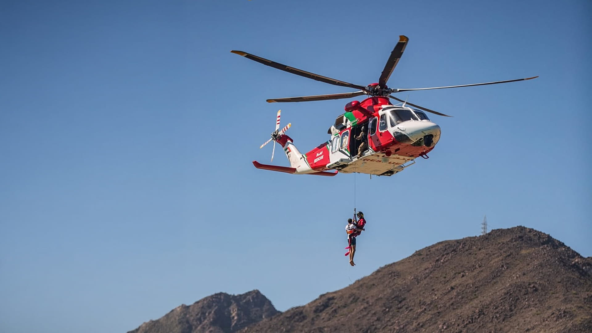 الحرس الوطني ينفذ عملية إخلاء طبي لمصاب في جبال رأس الخيمة 