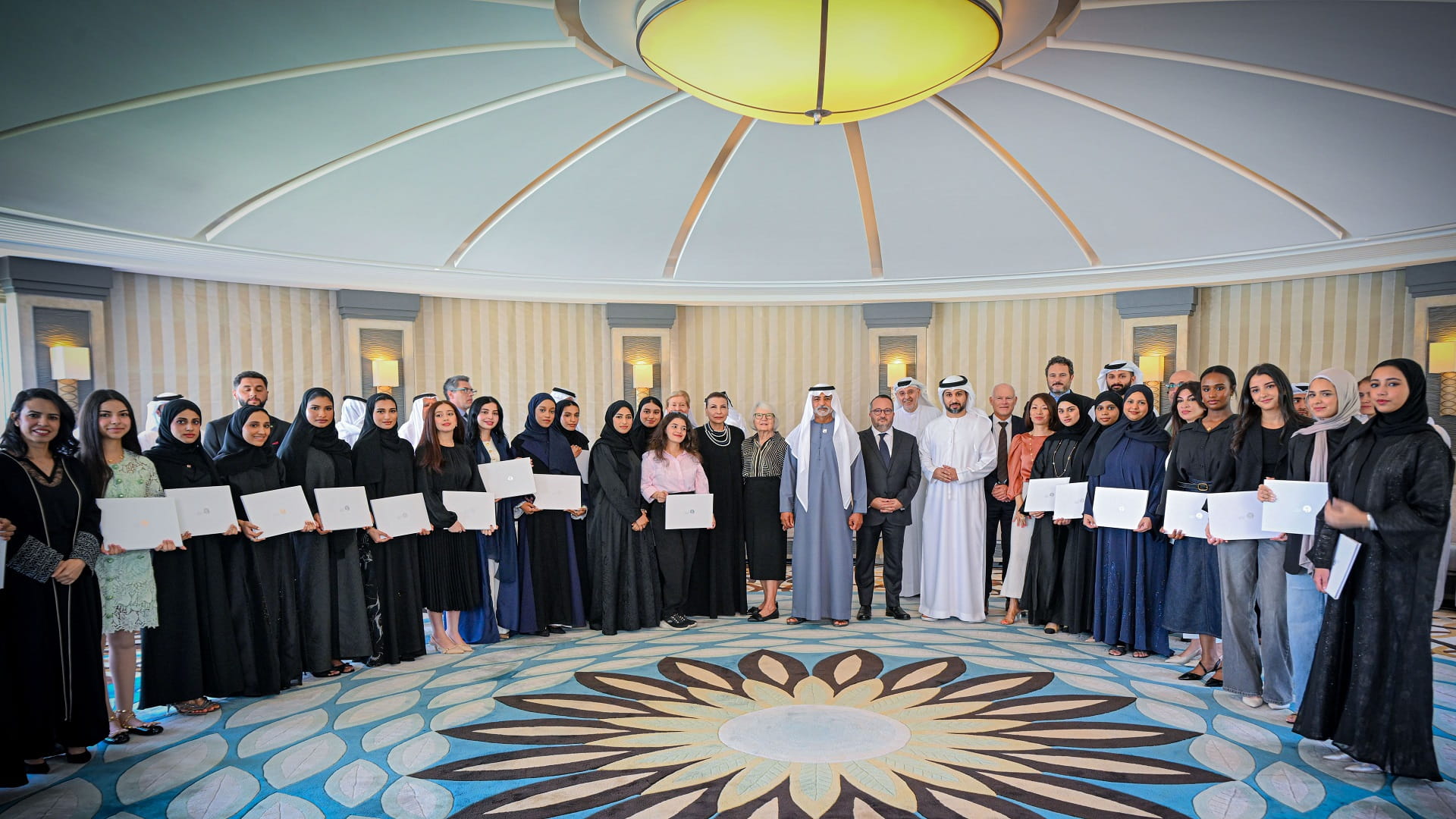 نهيان بن مبارك يكرّم الفائزين بجوائز مجموعة أبوظبي للثقافة والفنون