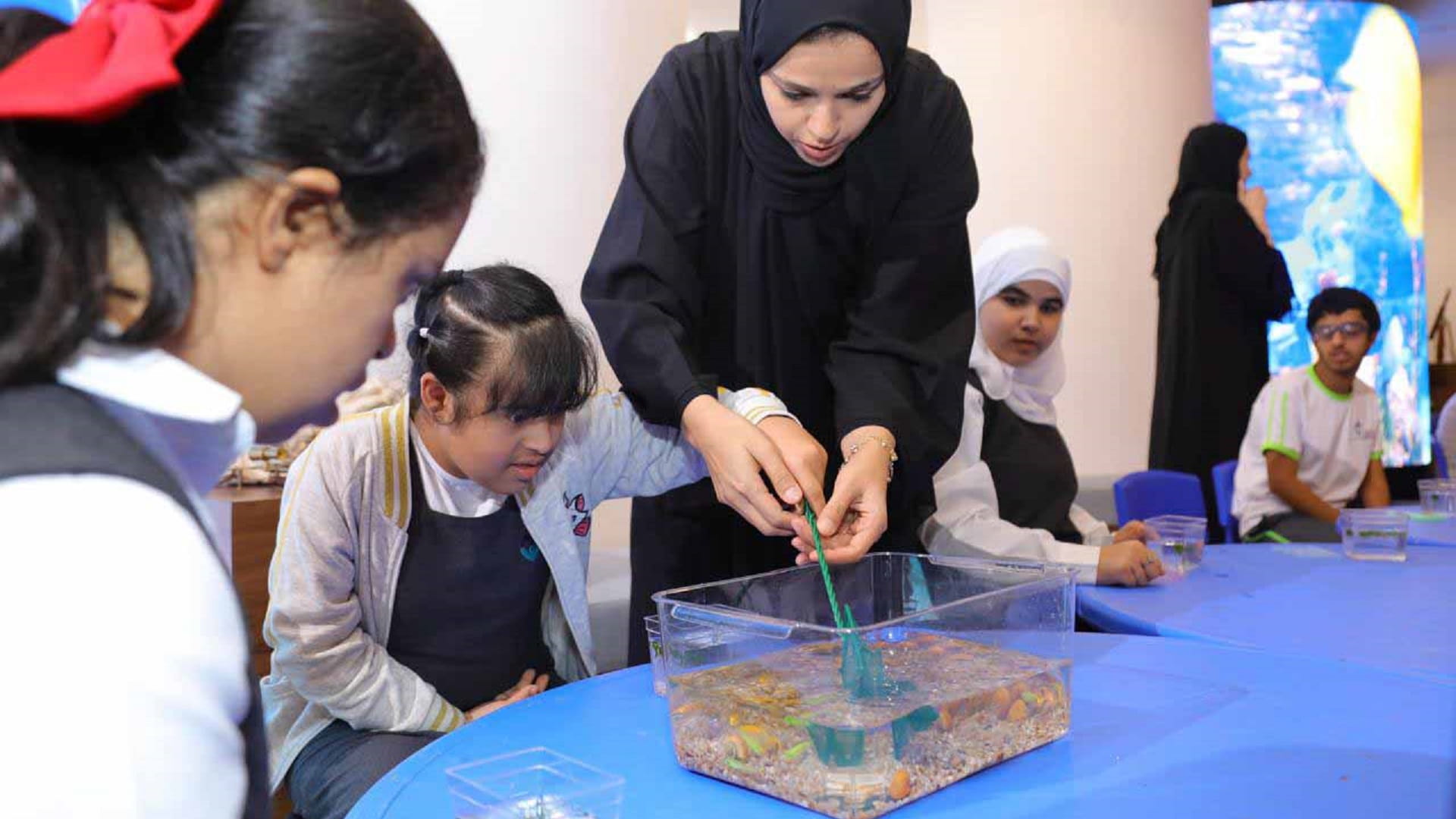 الشارقة للثروة السمكية تستقبل عدداً من طلبة الخدمات الإنسانية