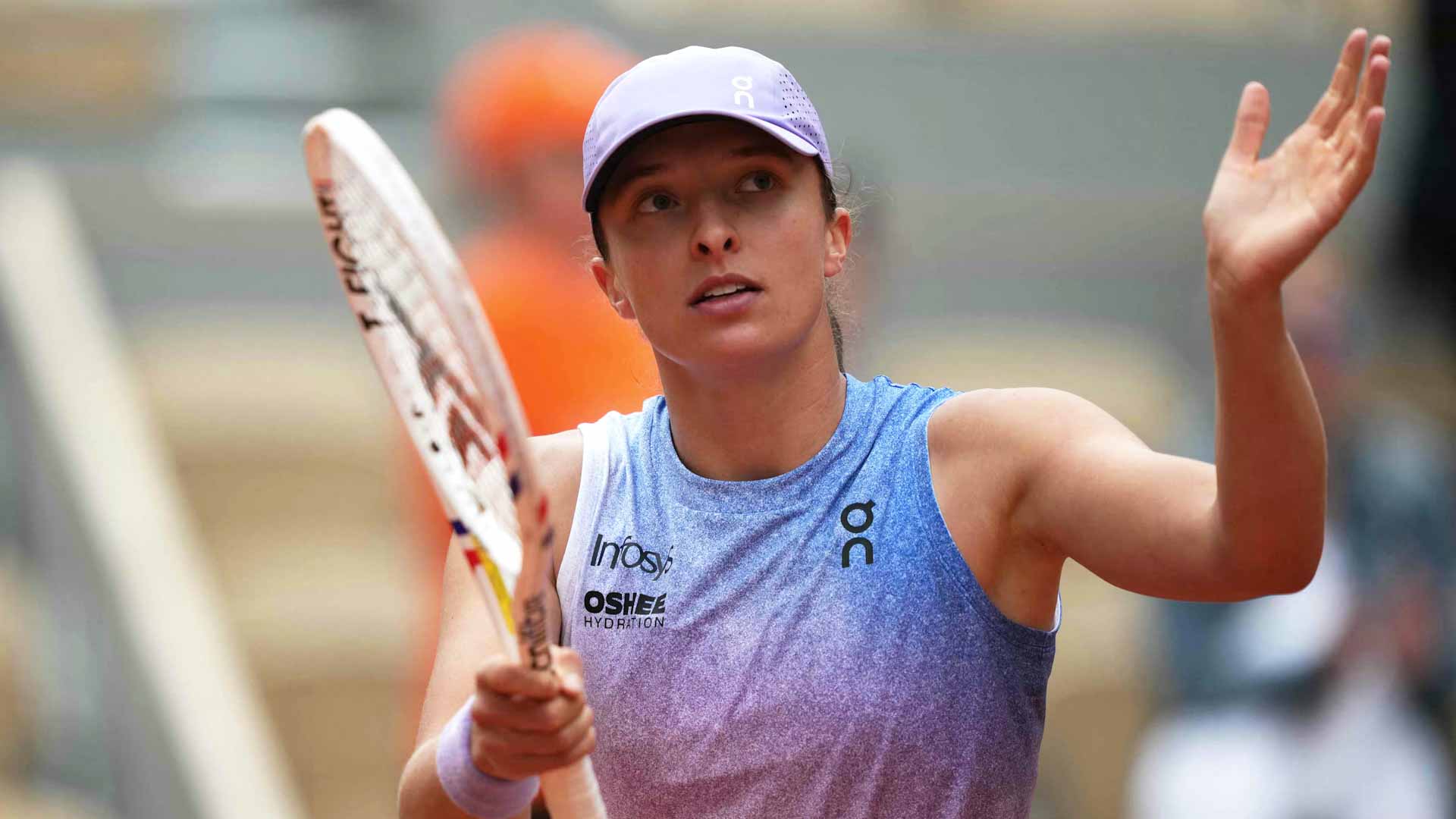 Swiatek begins title defence at Roland Garros 