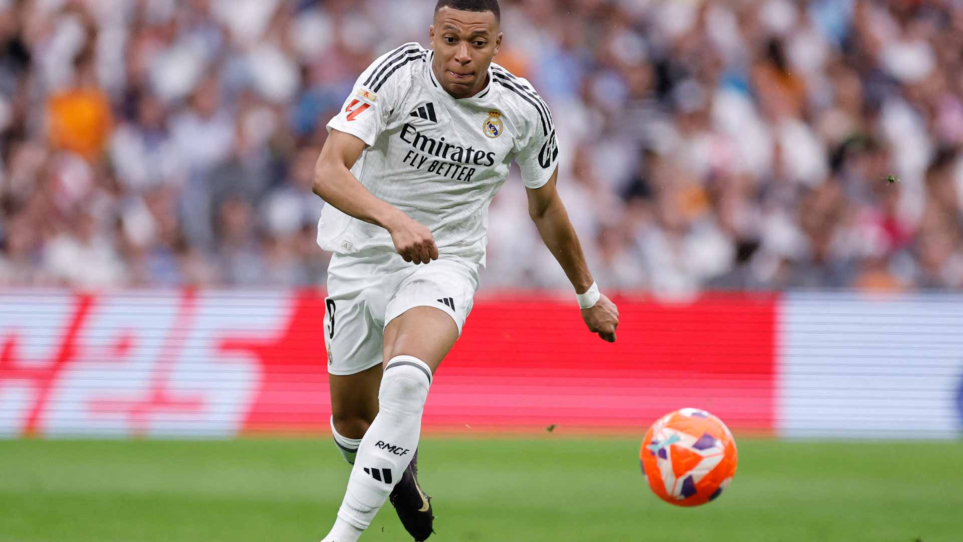 النجم مبابي يفوز بجائزة الحذاء الذهبي الأوروبي  