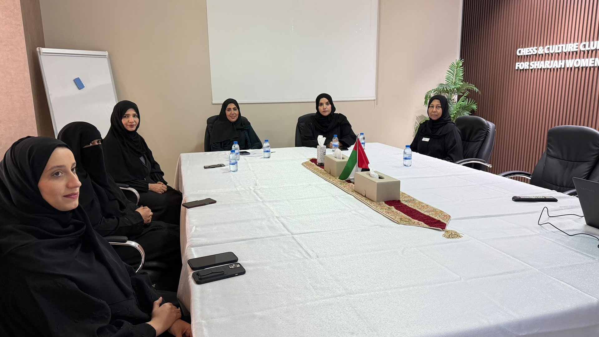 "استشاري الشارقة" يطلع على أنشطة ناديي الشطرنج والسيارات القديمة 