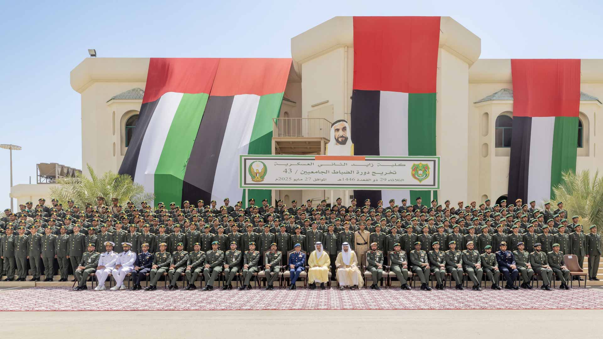 حمدان بن محمد يشهد حفل تخريج دورة الضباط الجامعيين 43 