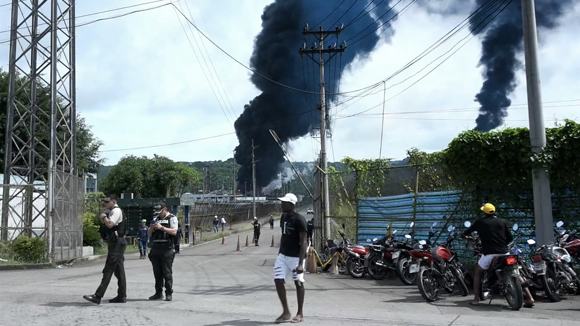  حريق ضخم يندلع بخزان وقود ويغلق أكبر مصفاة نفطية في الإكوادور 