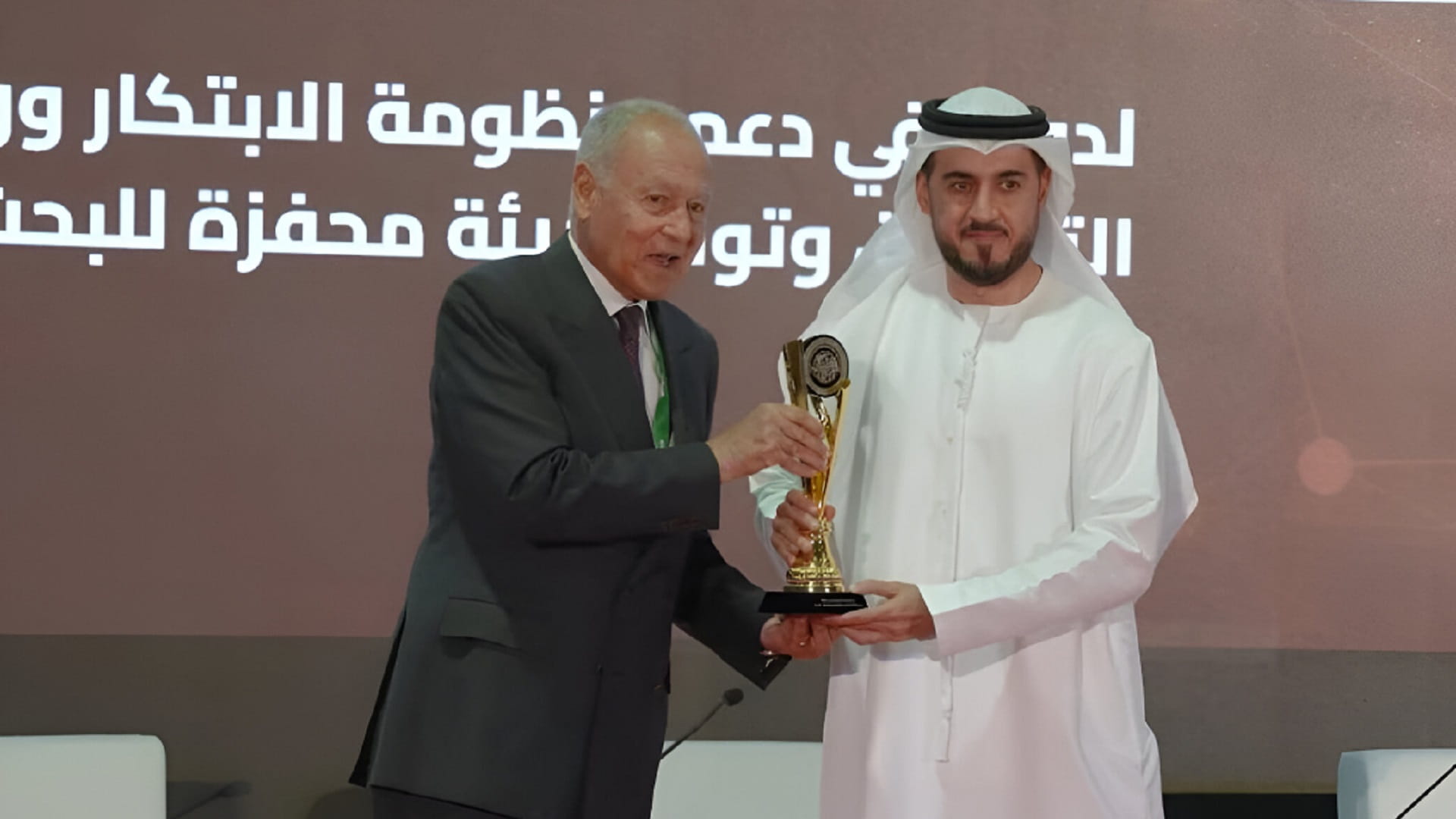 مجمع الشارقة للبحوث والتكنولوجيا ينال جائزة "المراكز البحثية"  