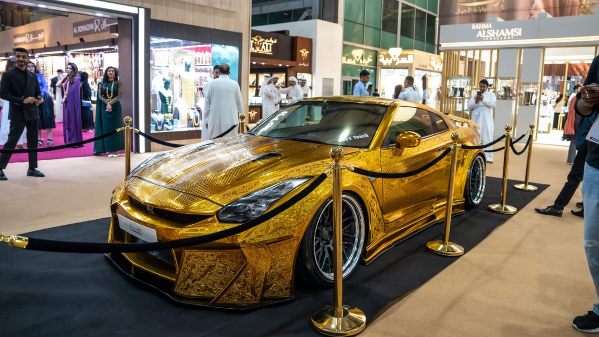 سيارة ذهبية بـ3ملايين درهم تبهر زوار معرض المجوهرات بإكسبو الشارقة  