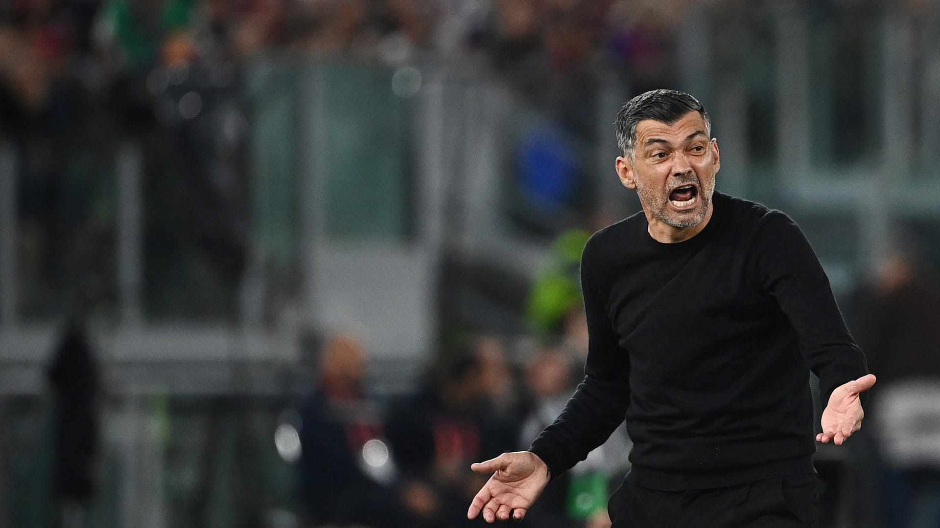 ميلان الإيطالي يستغني عن خدمات المدرب كونسيساو 