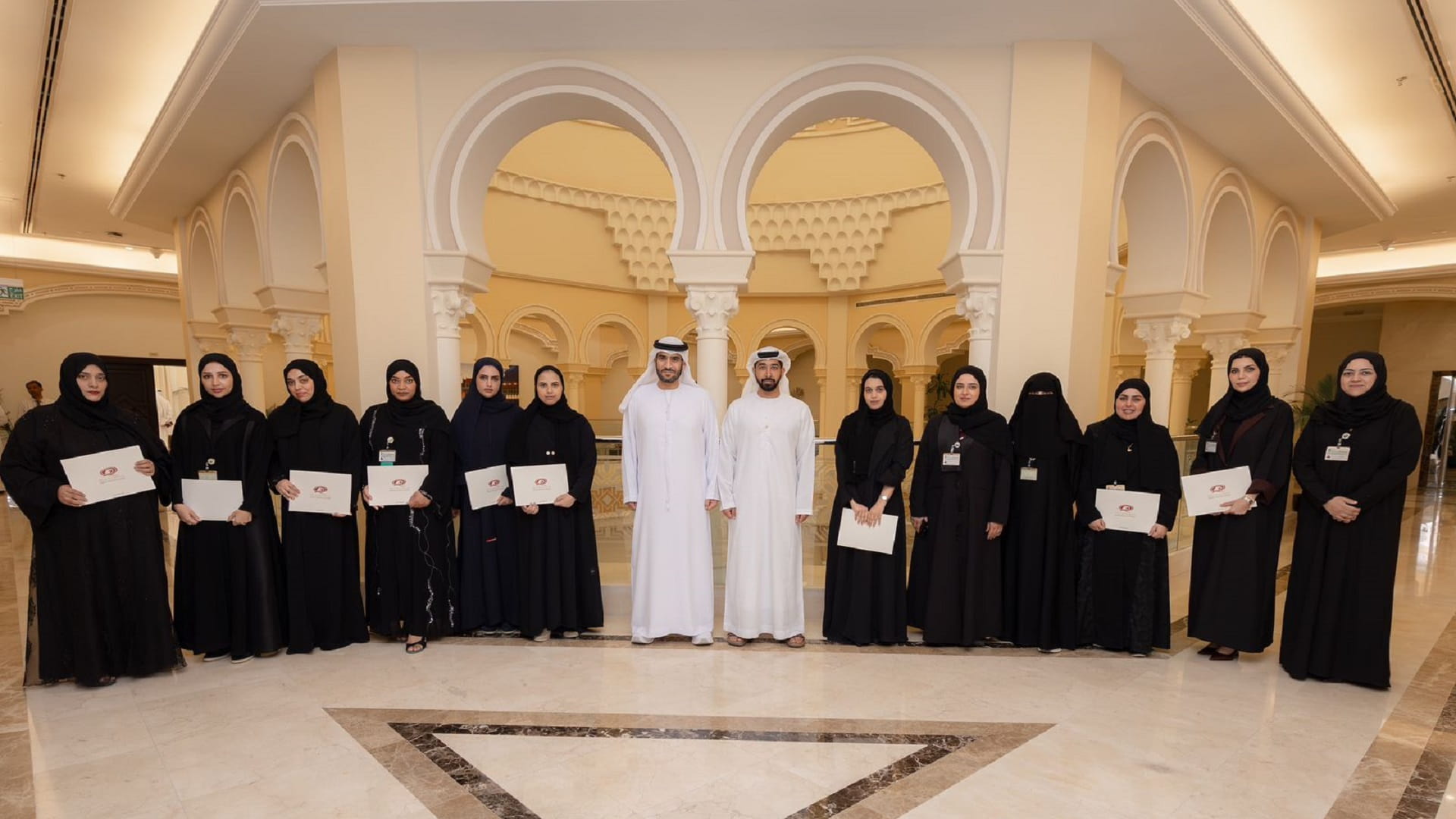 بلدية الشارقة تؤهل 23 موظفاً كمدققين داخليين على أنظمة الآيزو 