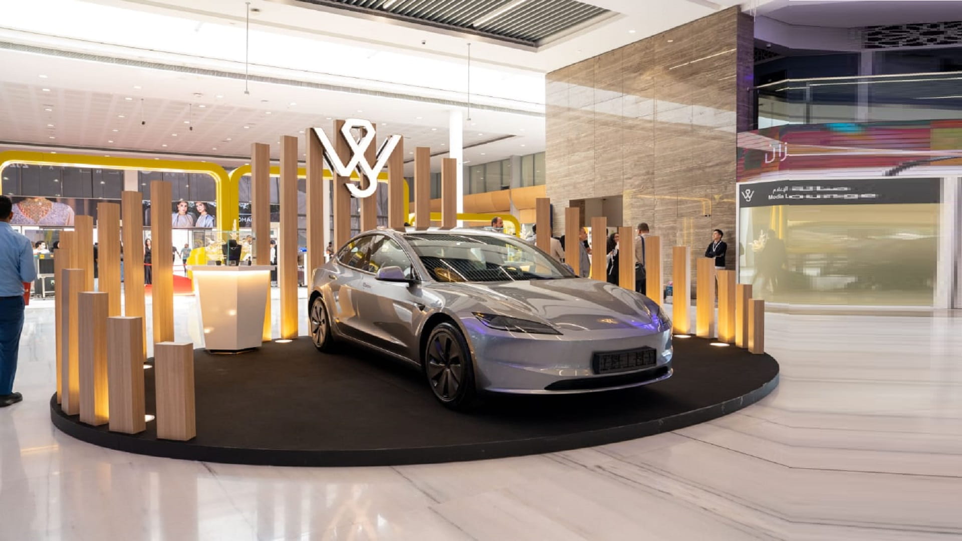 سيارة تسلا وذهب بانتظار الفائزين بسحوبات "معرض المجوهرات" بالشارقة 