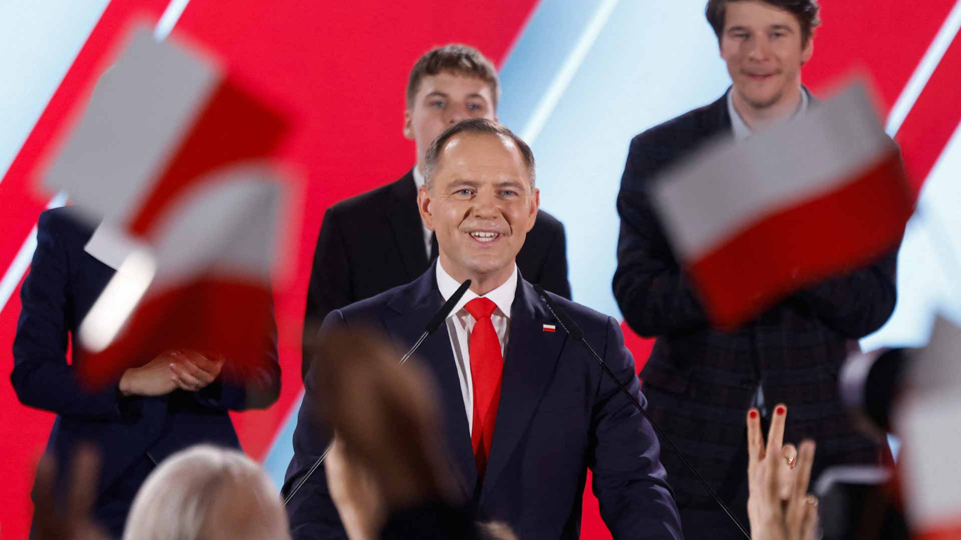 اليمين القومي يصعد في بولندا.. نتائج أولية تمنح ناوروتسكي الأفضلية