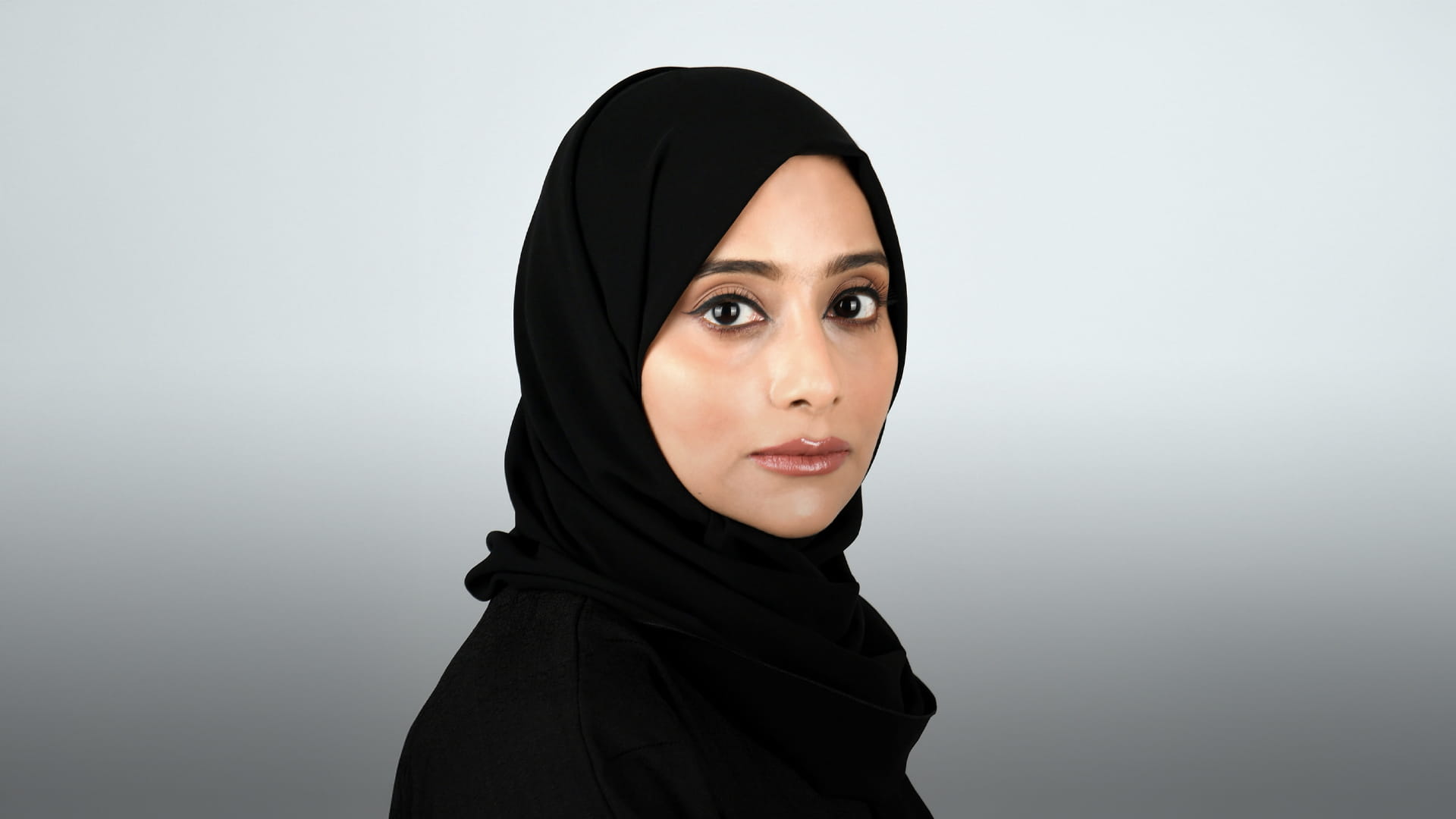 عائشة بوخاطر: "يوم العلم" يجدد مشاعر الفخر بالهوية الإماراتية 