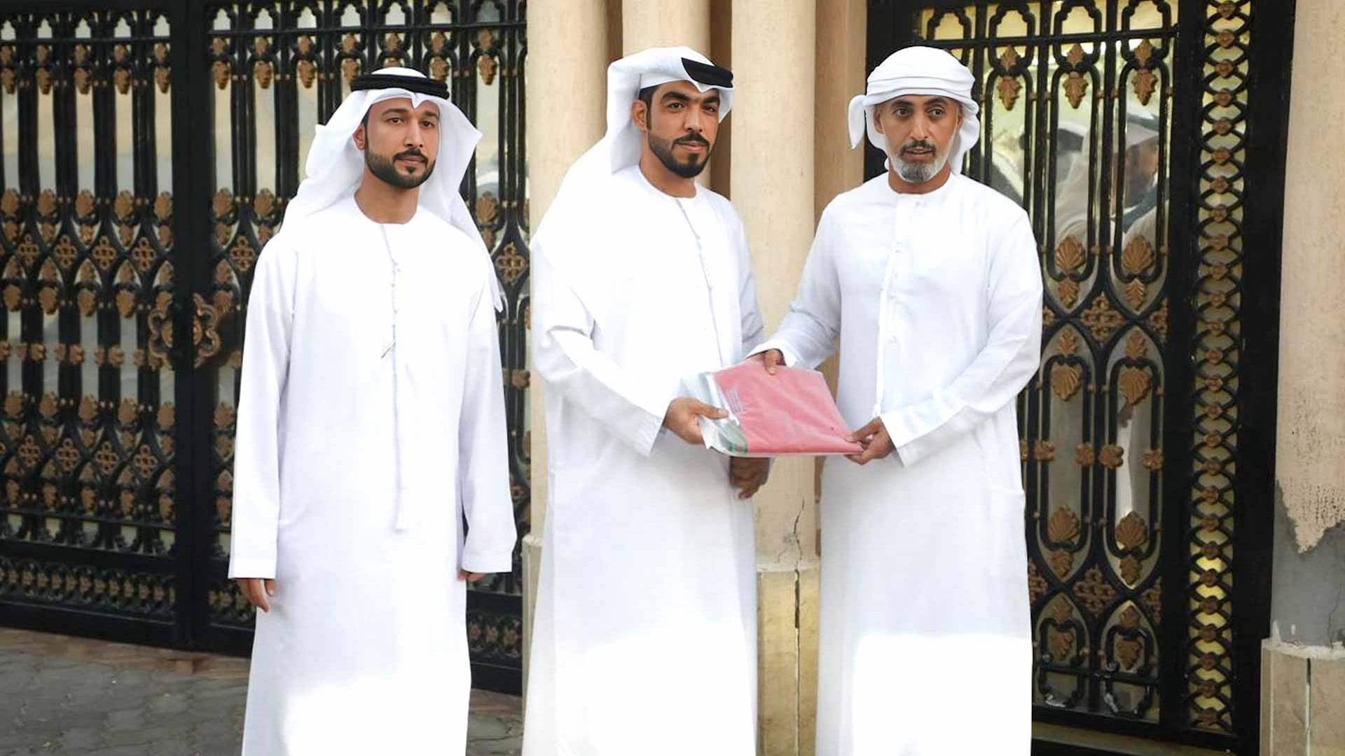 بلدية دبا الحصن تُطلق مبادرة "علمنا على بيوتنا" احتفاءً بيوم العلم