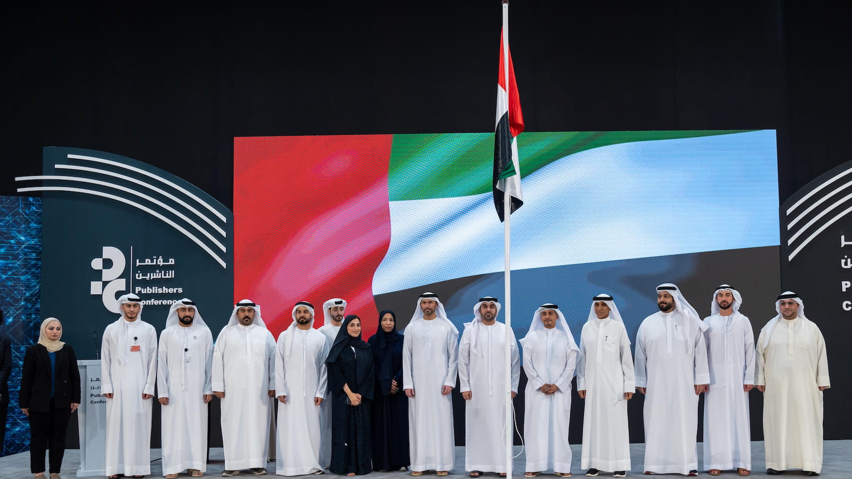 صورة بعنوان: 1300 ناشر من 116 دولة يشهدون رفع العلم الإماراتي في الشارقة 