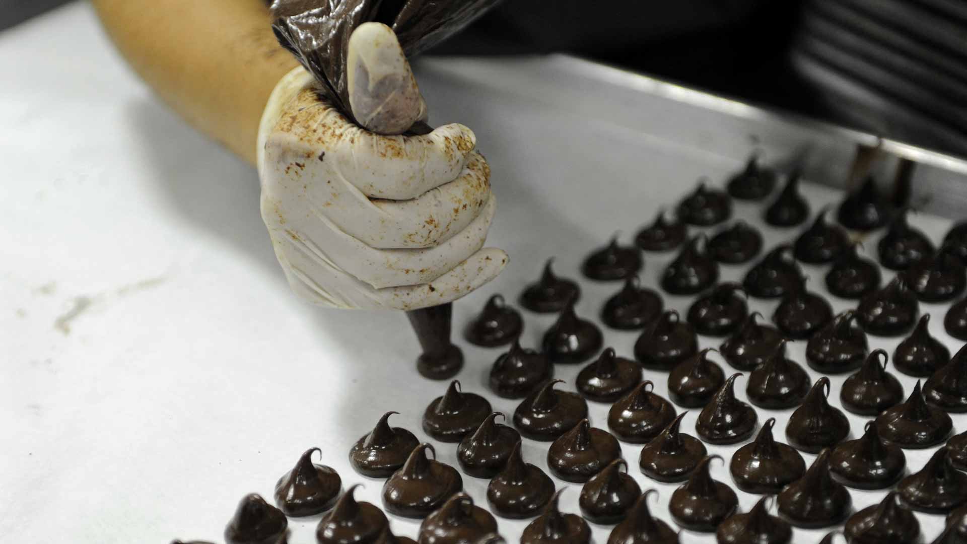 دراسة يابانية: الشوكولاتة الداكنة تعزز الذاكرة ووظائف الدماغ 