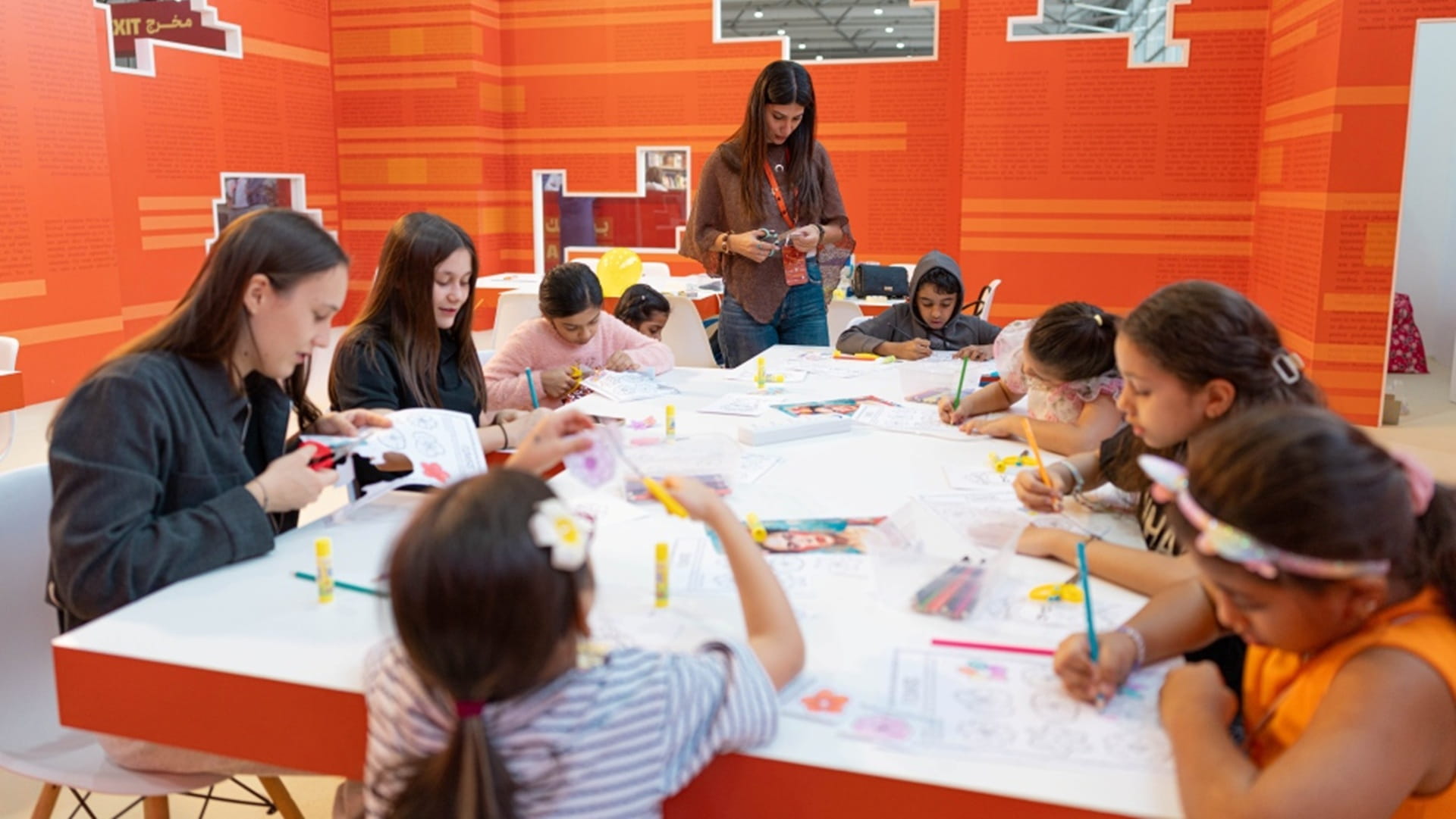 أطفال معرض الشارقة الدولي للكتاب يحولون لوحات تاريخية إلى فن حديث 