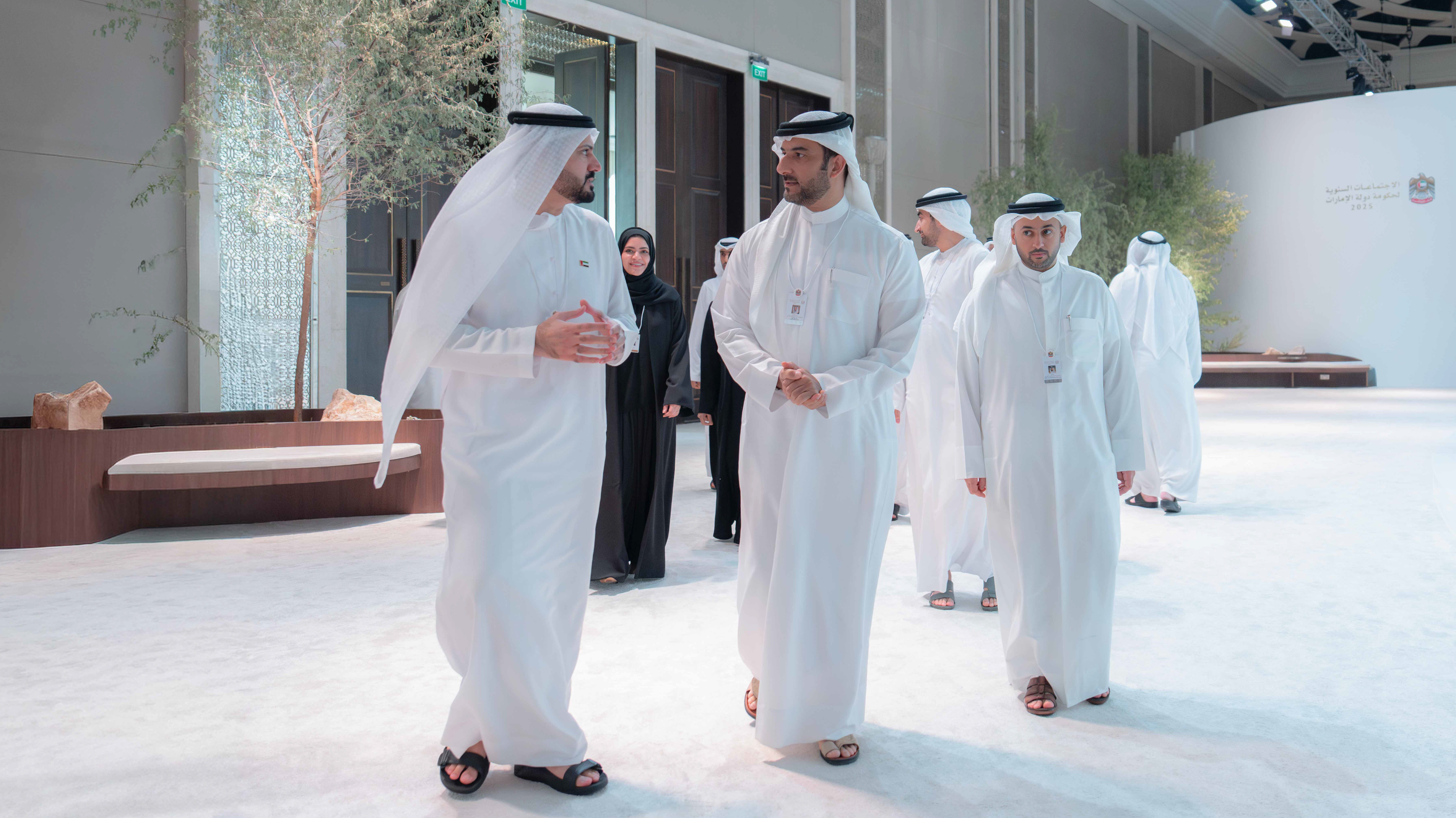 سلطان بن أحمد يشهد توقيع مذكرات برنامج شراكات الأداء والتميز الحكومي