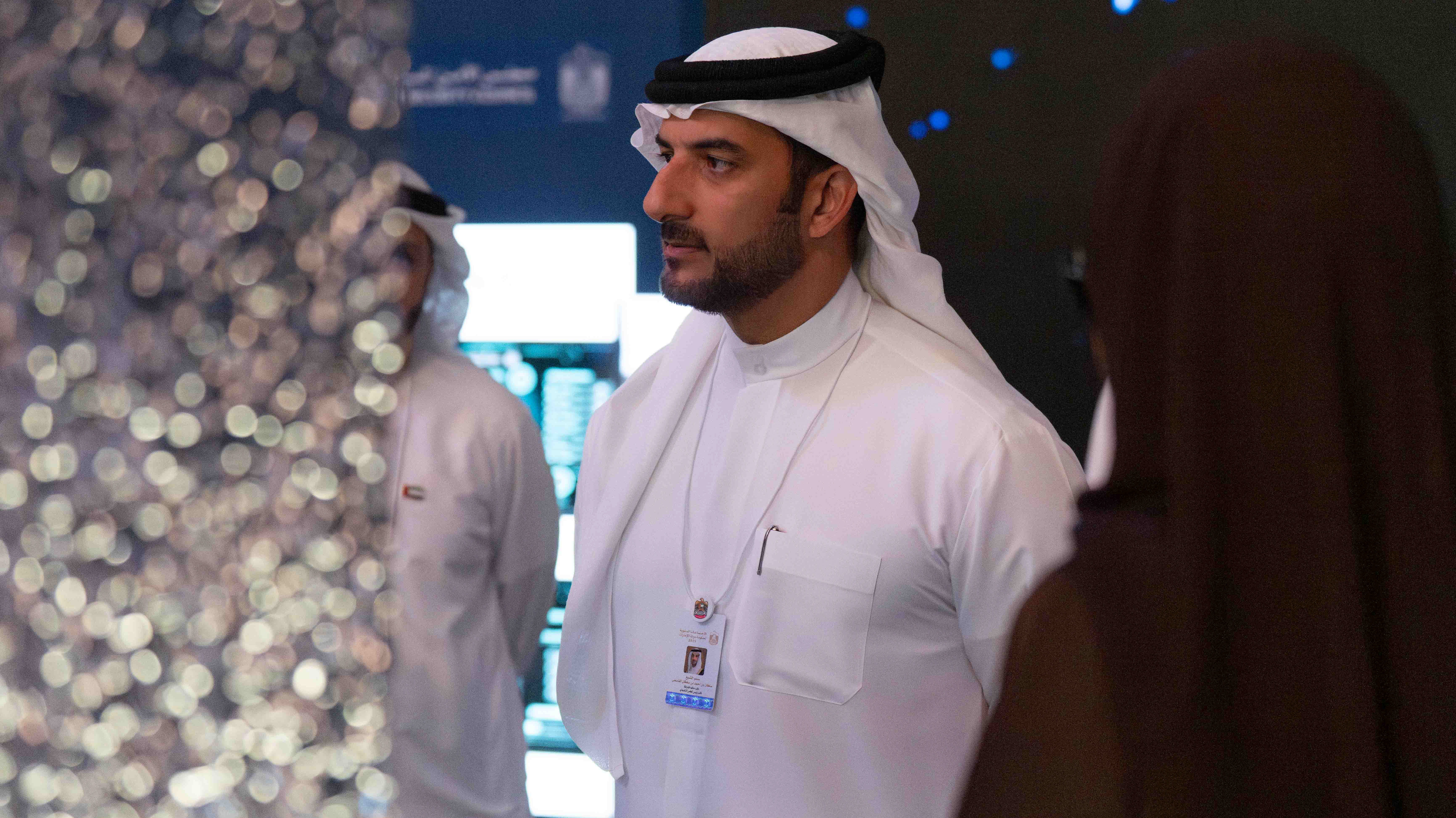 سلطان بن أحمد يشهد توقيع مذكرات برنامج شراكات الأداء والتميز الحكومي