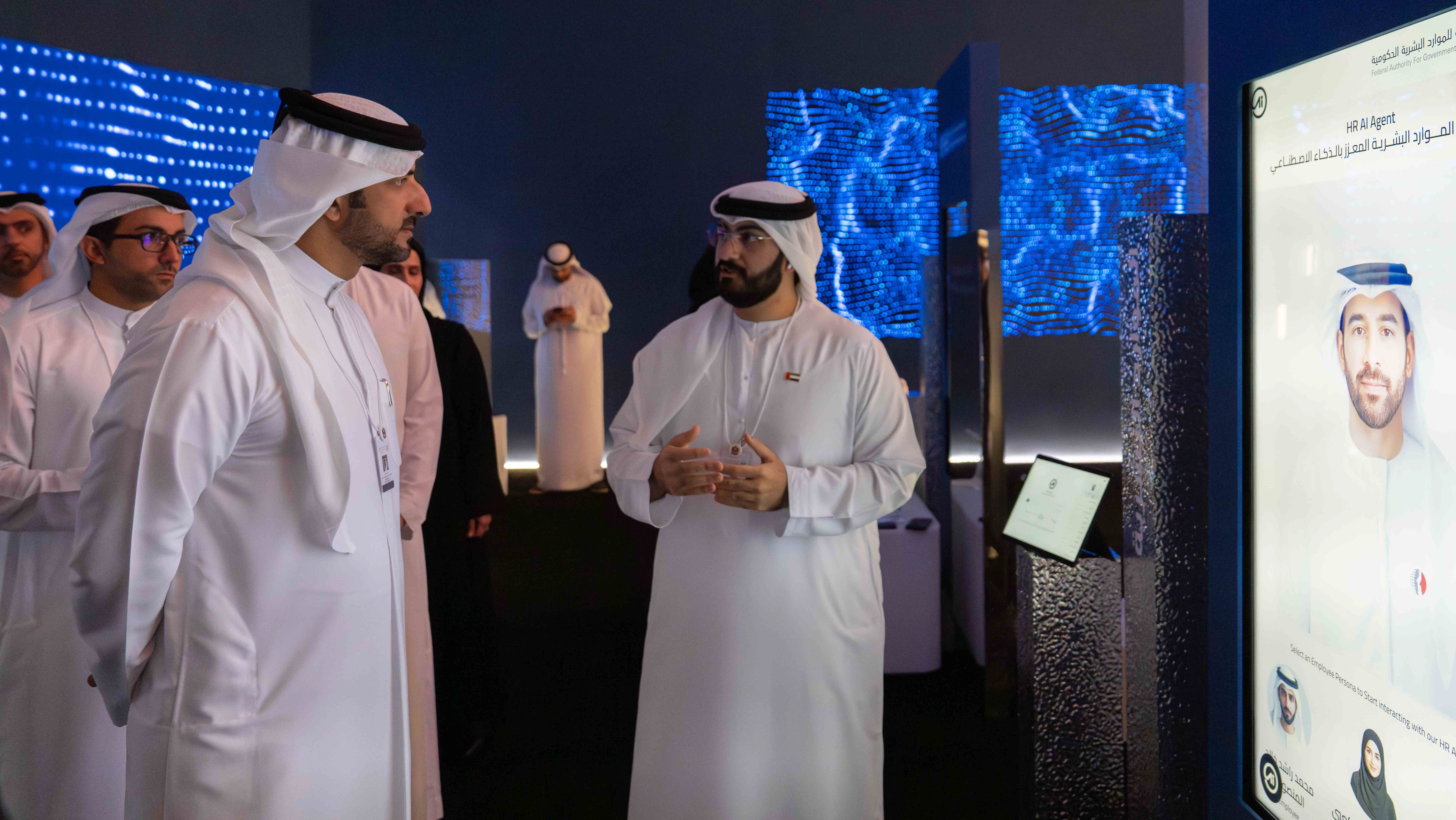 سلطان بن أحمد يشهد توقيع مذكرات برنامج شراكات الأداء والتميز الحكومي