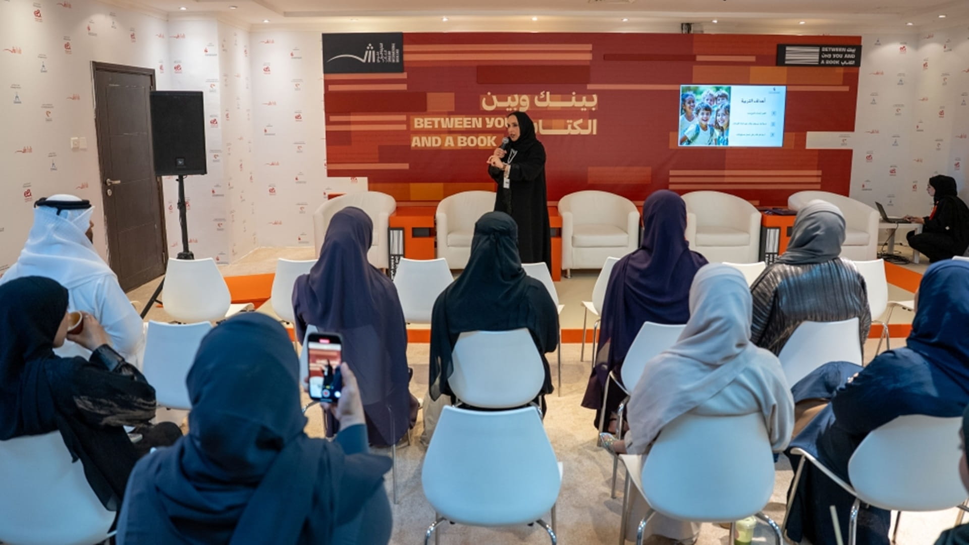 معرض الشارقة للكتاب: الحبّ والحزم والحوار مفاتيح لتربية متوازنة 