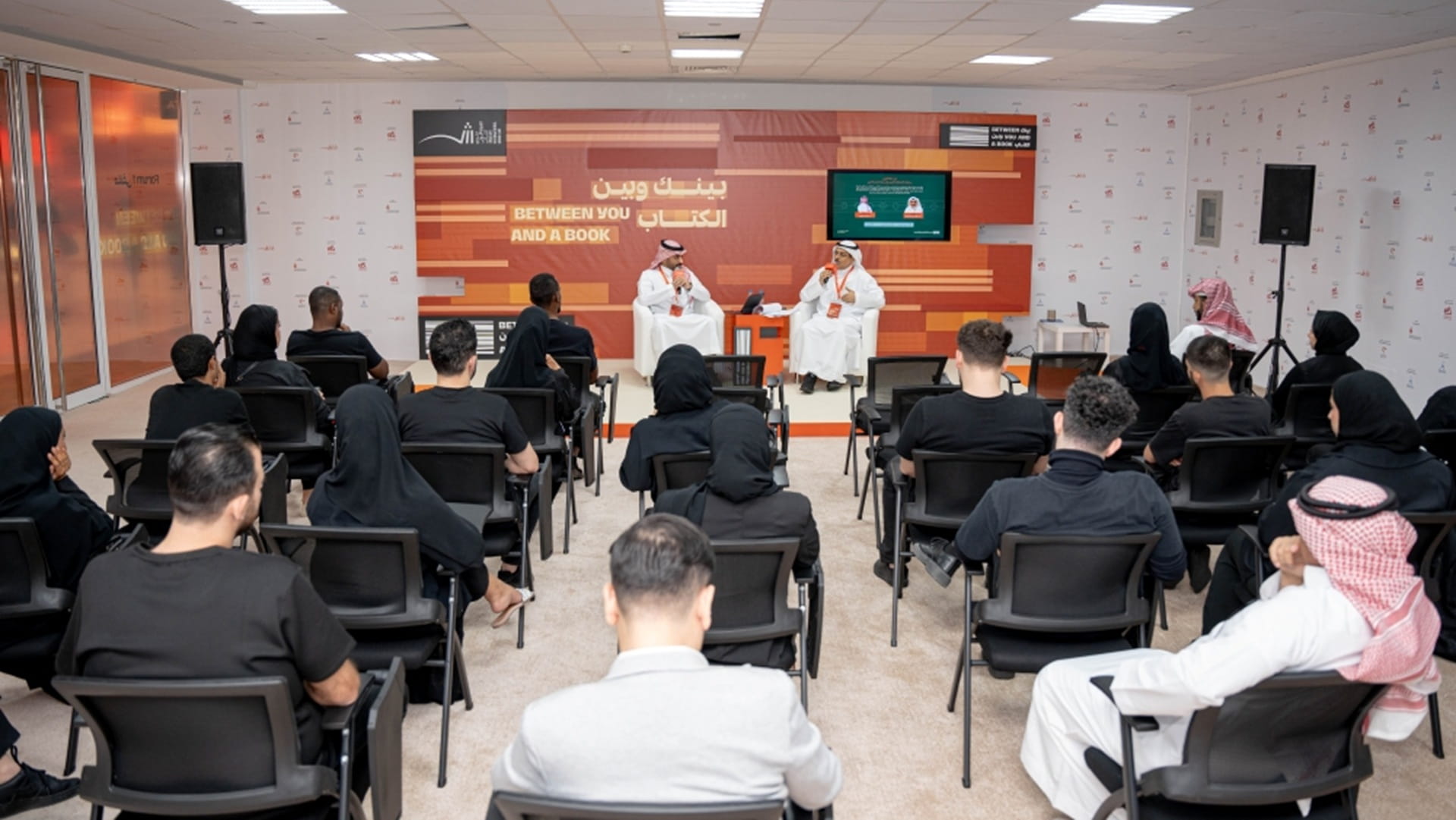 معرض الشارقة للكتاب: انعطافات القصيدة العربية انعكاس لتطور الإنسان  