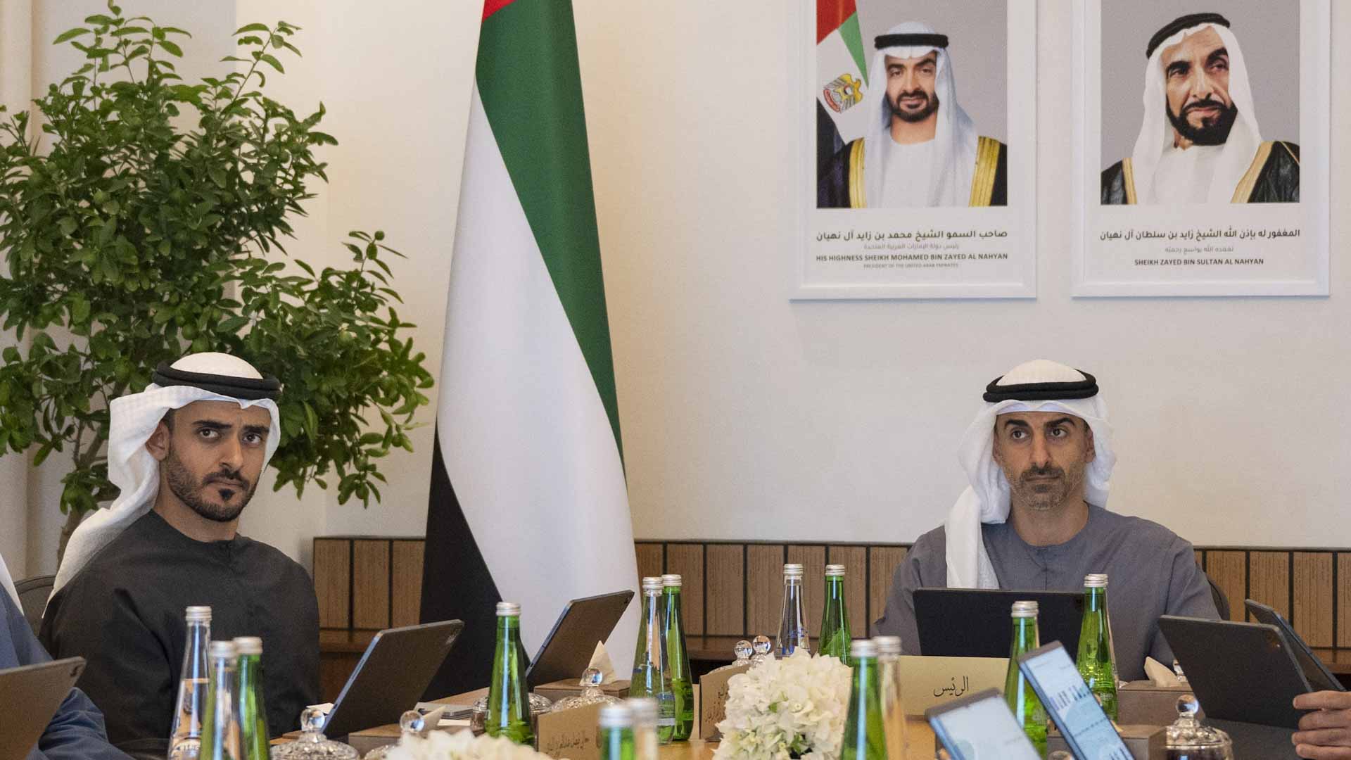 حمدان بن محمد بن زايد يطلع على تحضيرات أسبوع الأنظمة ذاتية الحركة 