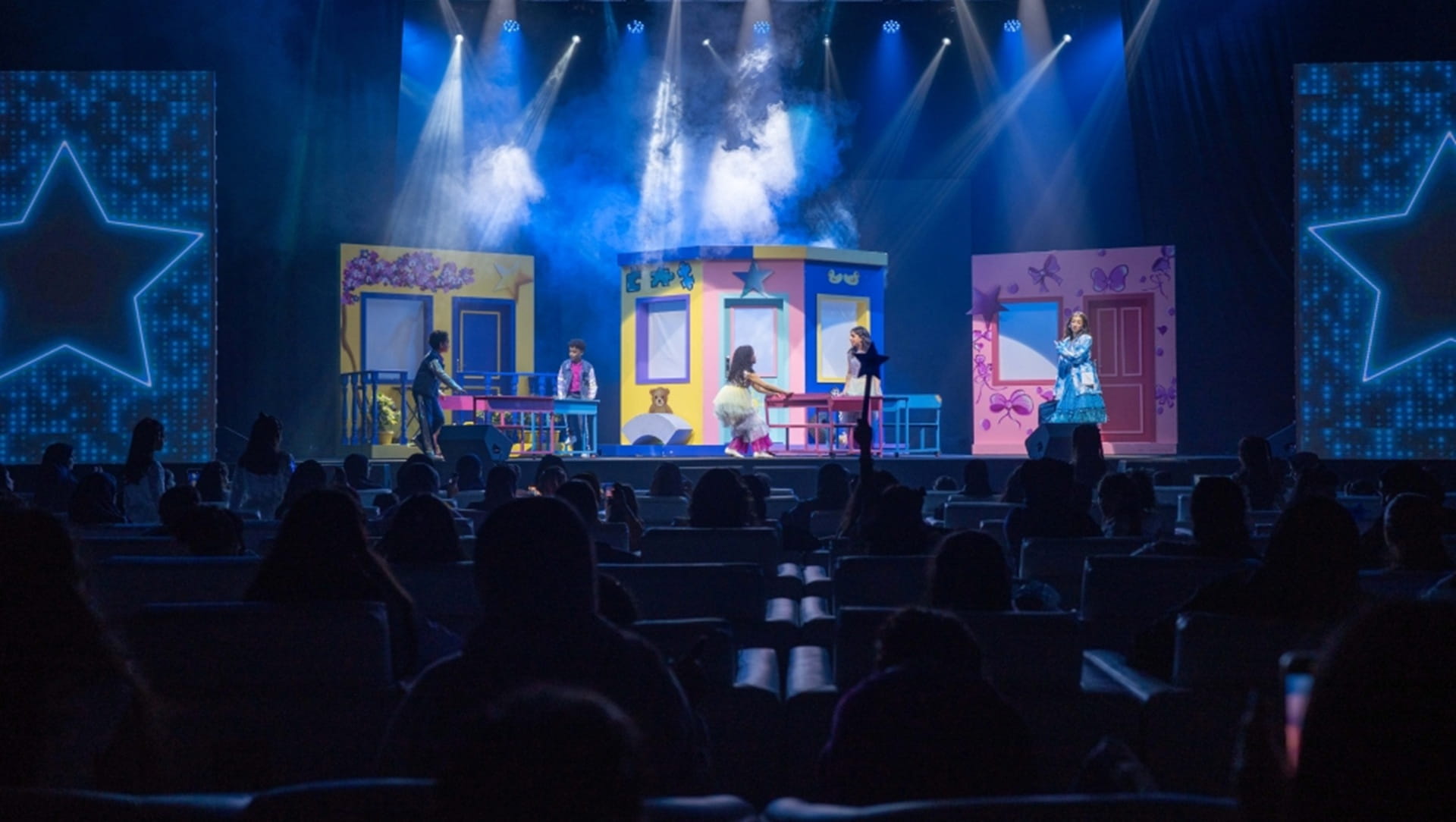 مسرح معرض الشارقة الدولي للكتاب يُشعل أحلام الصغار في "الخشيشة" 