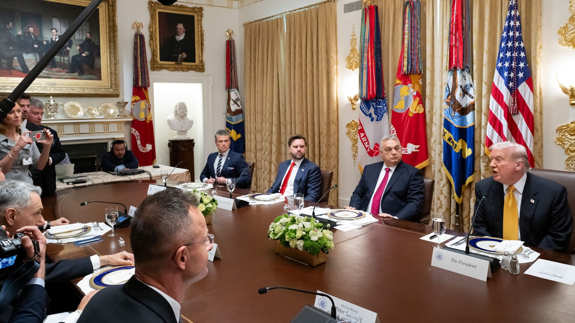 ترامب يمنح المجر إعفاءً من عقوبات النفط الروسي