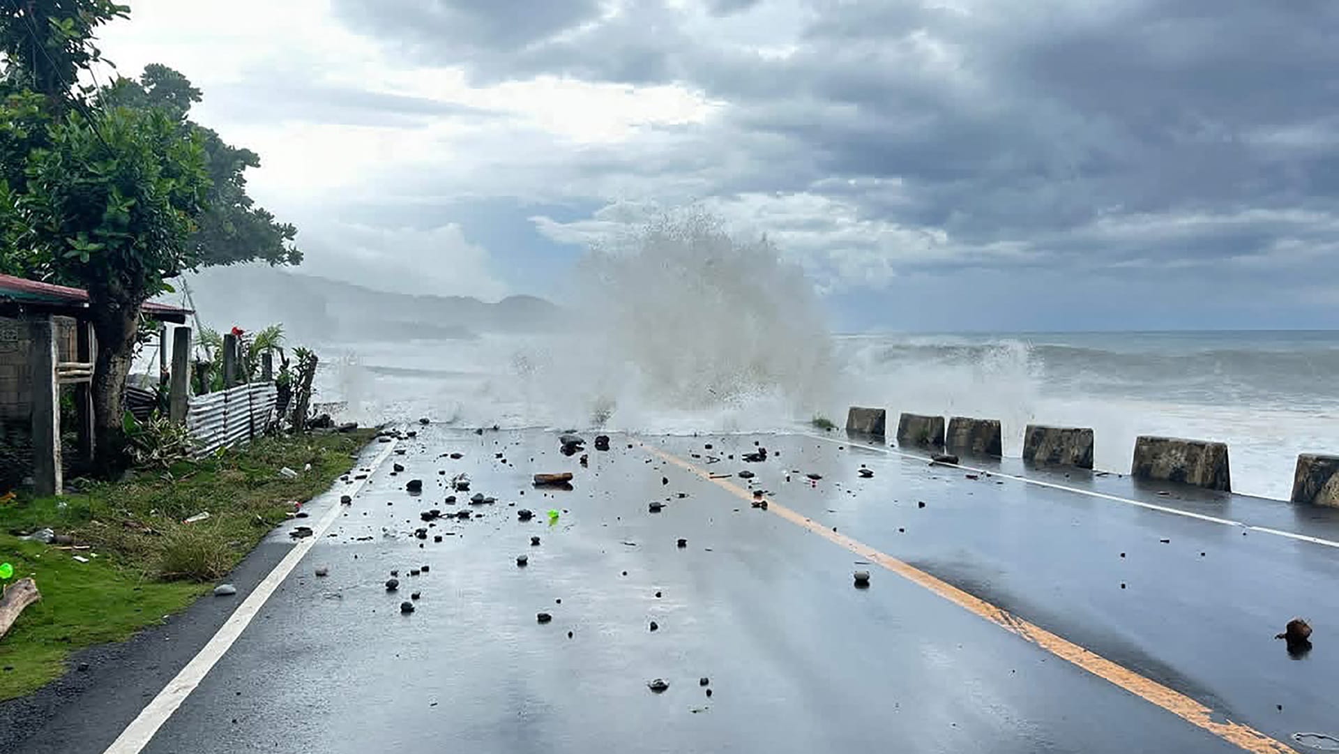 "فونغ وونغ" تتحول إلى إعصار "فائق القوة" مع اقترابها من الفلبين
