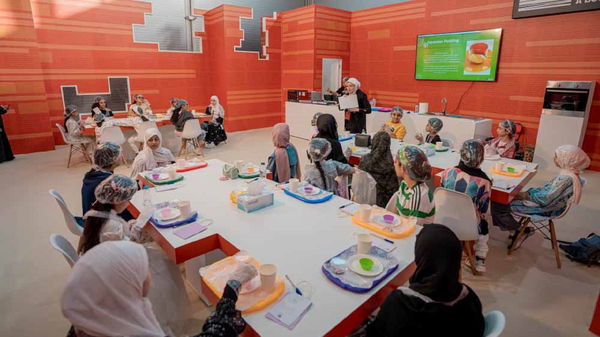 الصغار يصنعون "البودينغ الياباني" في "الشارقة الدولي للكتاب" 