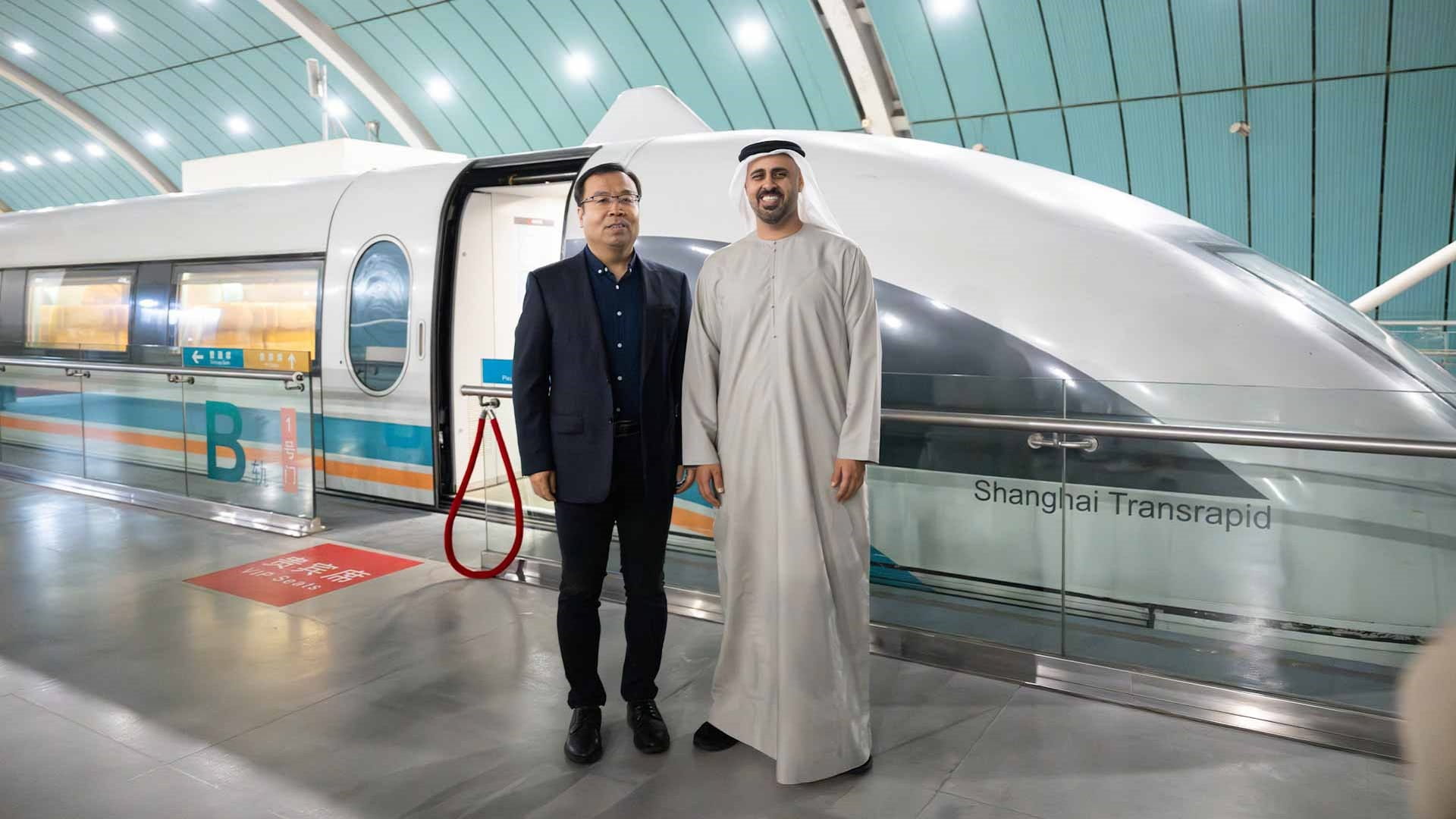 ذياب بن محمد بن زايد يتفقد قطار شنغهاي "ماجليف"