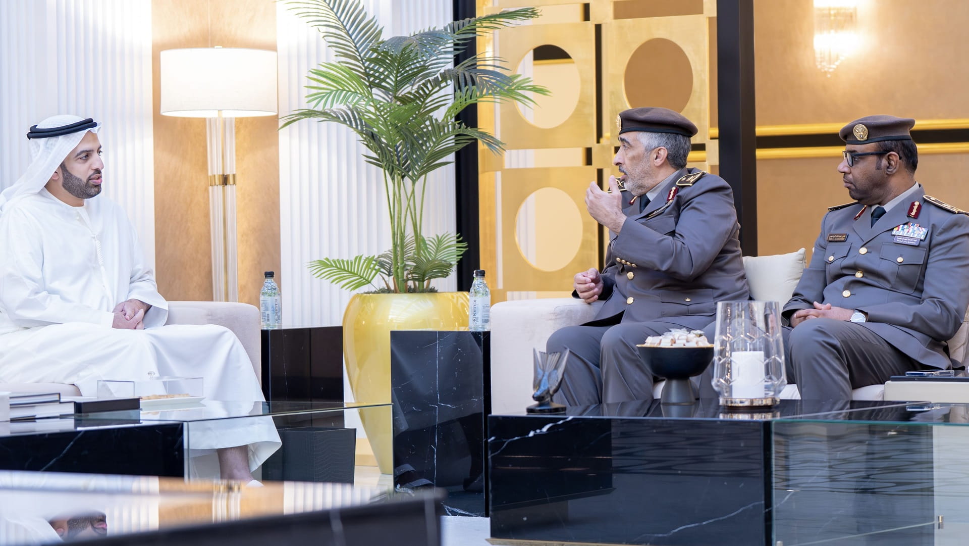 صورة بعنوان: ولي عهد رأس الخيمة يستقبل مدير عام الجنسية بالإنابة 