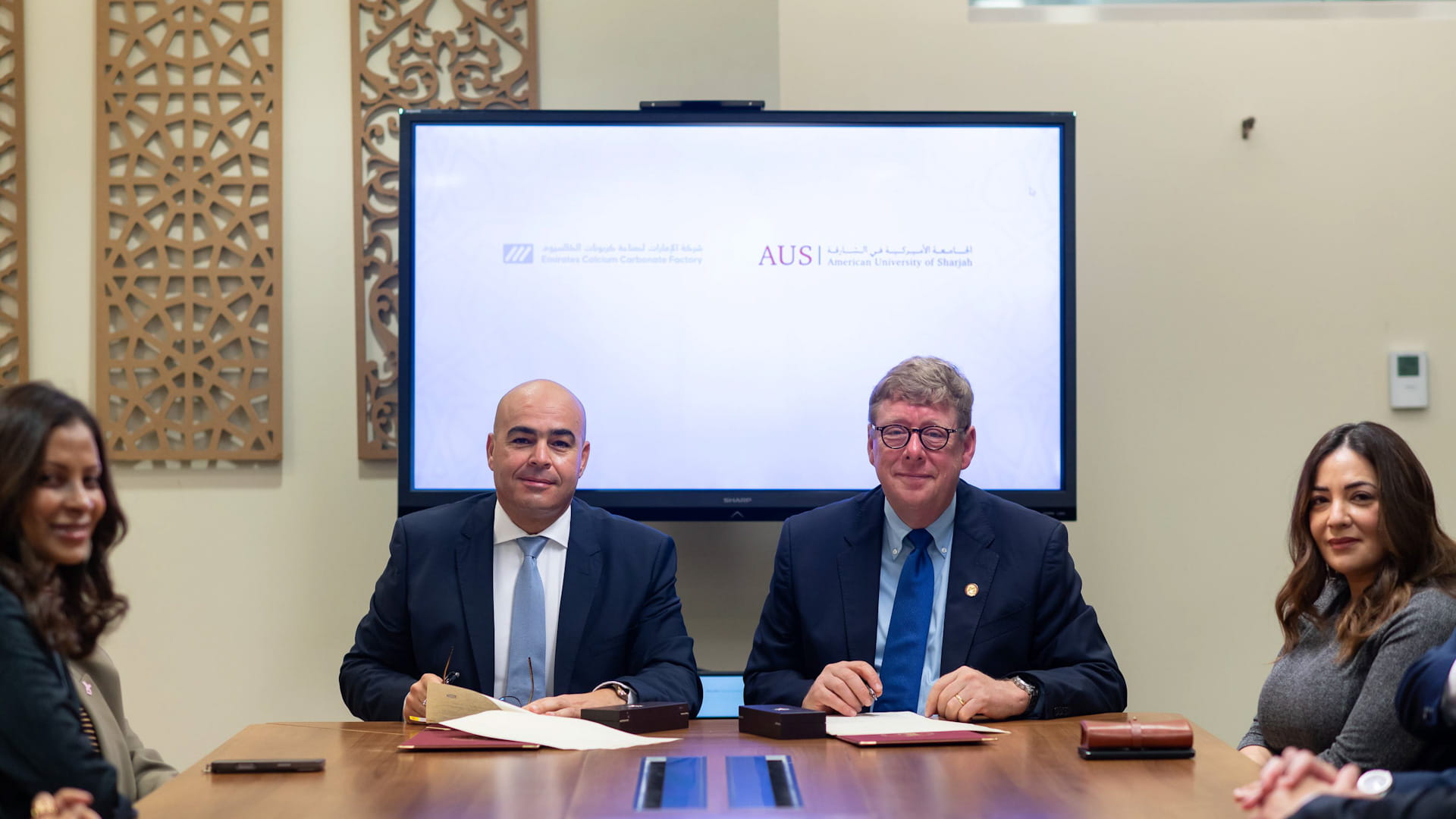 صورة بعنوان: "أميركية الشارقة" و"شركة الإمارات للكربونات" تبرمان مذكرة تعاون 