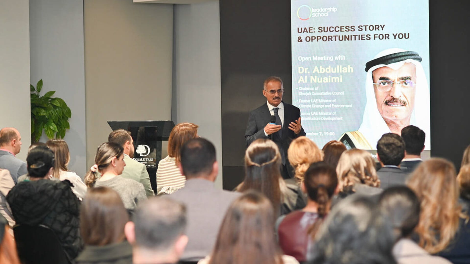 صورة بعنوان: بلحيف النعيمي يستعرض التجربة الإماراتية في التنمية بأرمينيا 