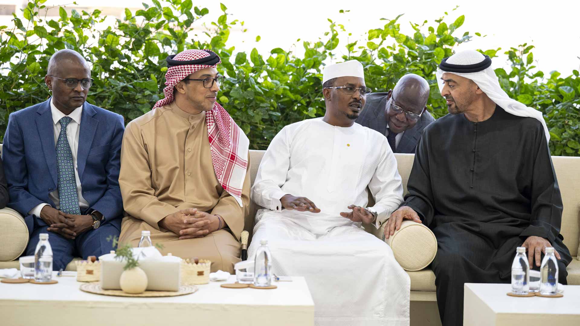 رئيس الدولة ورئيس تشاد يبحثان علاقات التعاون بين البلدين