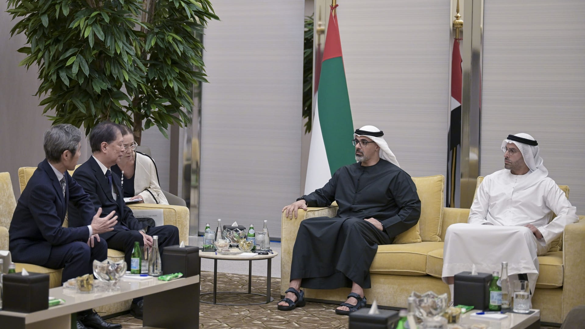 خالد بن محمد بن زايد يلتقي المدير التنفيذي لمتحف طوكيو الوطني 